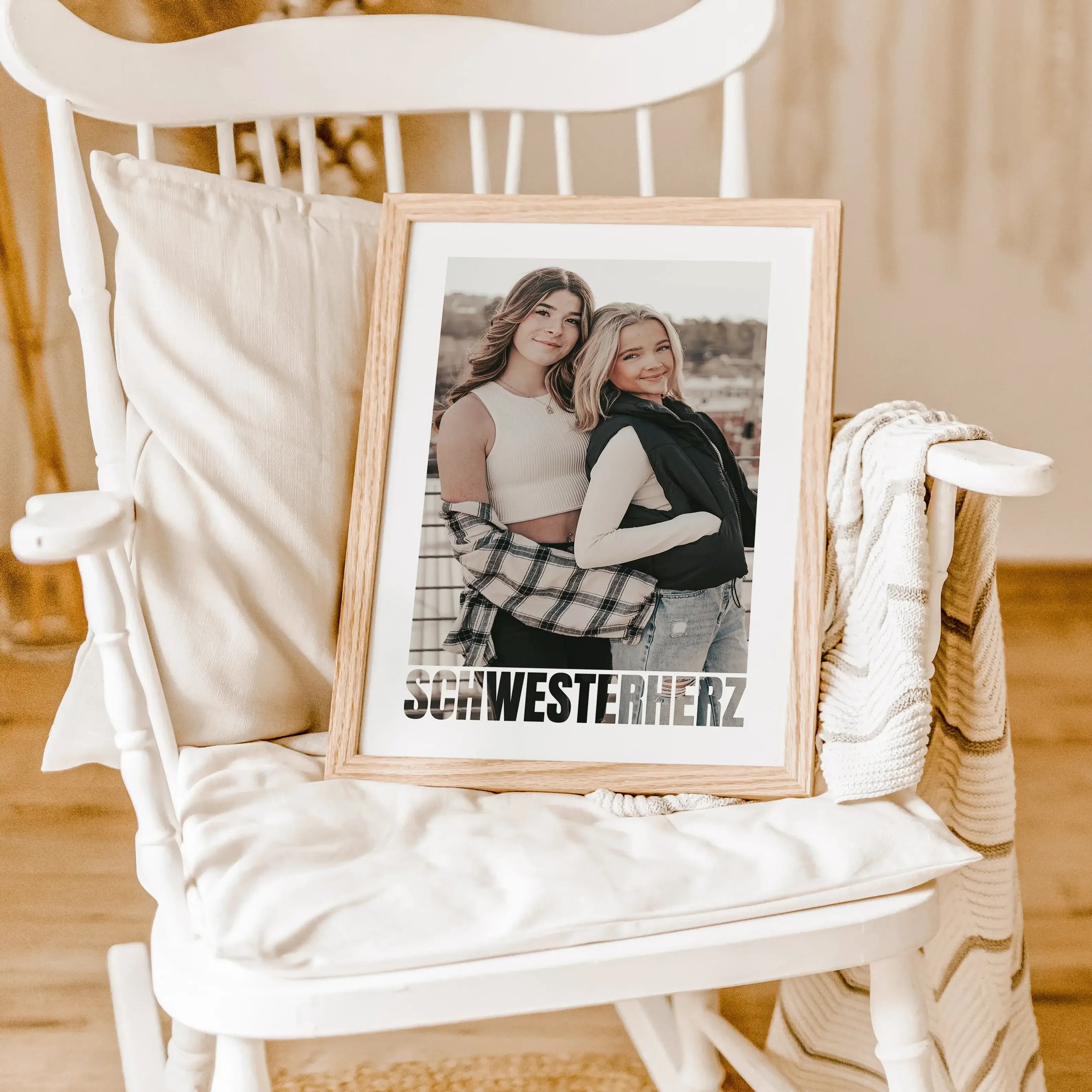 Schwesterherz Foto Poster - Personalisiertes Poster - famprints - Überrasche dein Schwesterherz mit unserem einzigartigen Schwesterherz Foto Poster – dem perfekten personalisierten Geschenk für deine Schwester! Dieses wunderschöne Poster kannst du mit ein