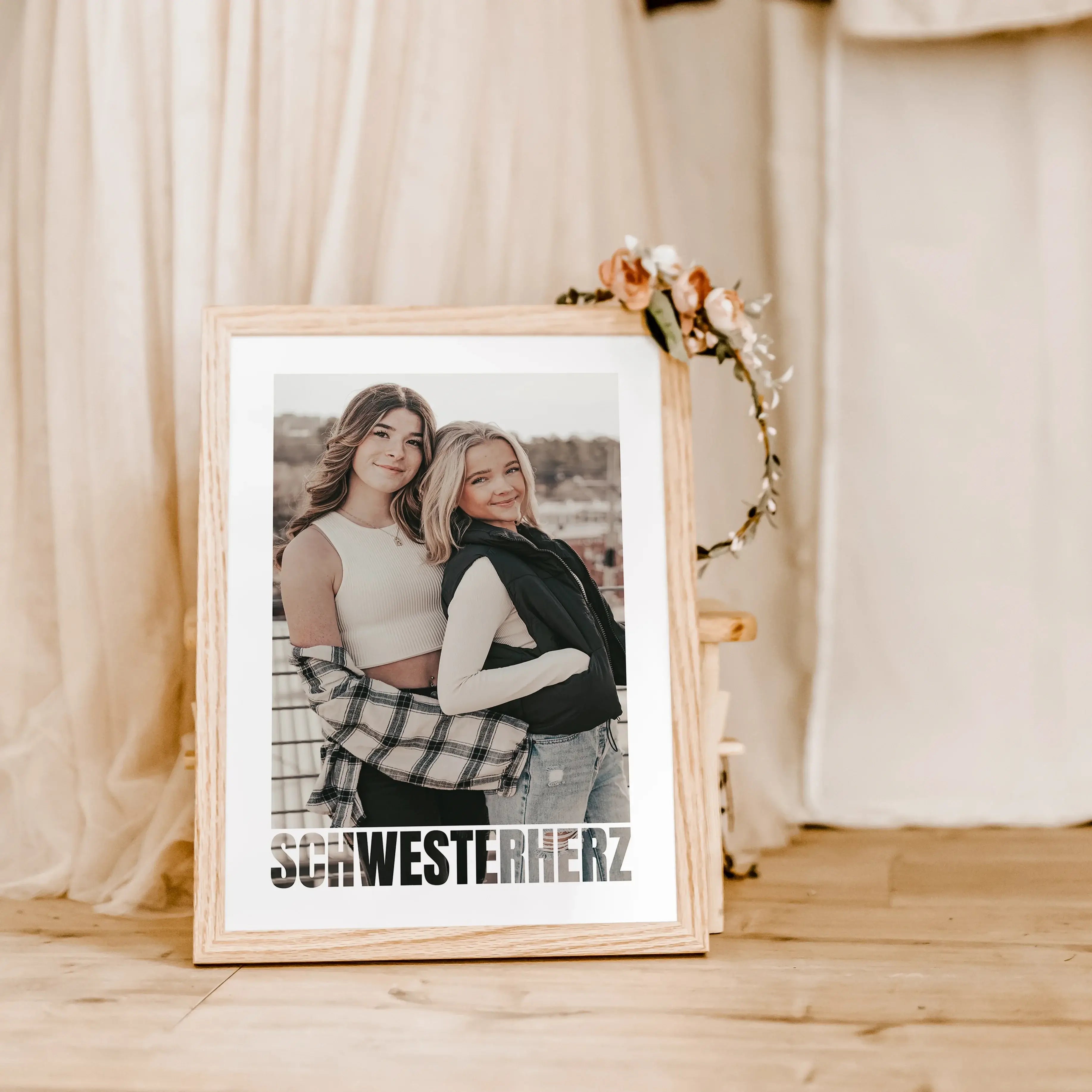 Schwesterherz Foto Poster - Personalisiertes Poster - famprints - Überrasche dein Schwesterherz mit unserem einzigartigen Schwesterherz Foto Poster – dem perfekten personalisierten Geschenk für deine Schwester! Dieses wunderschöne Poster kannst du mit ein