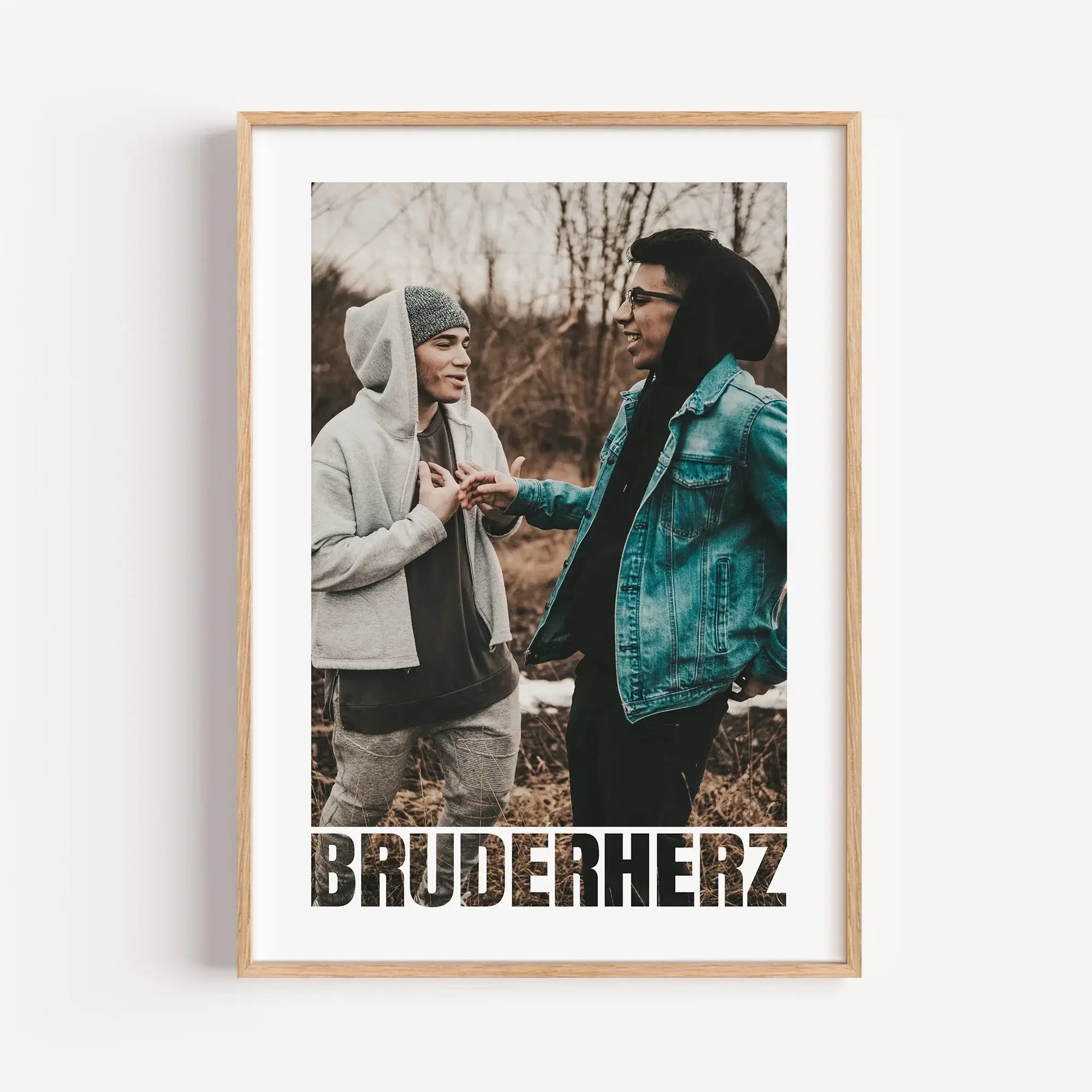 Bruderherz Foto Poster-Personalisiertes Poster-famprints-Mit dem Bruderherz Foto Poster schenkst du mehr als ein Bild. Du schenkst einen Moment, der bleibt. Dieses personalisierte Poster ist gemacht für echte Geschwisterliebe und passt perfekt, wenn du de
