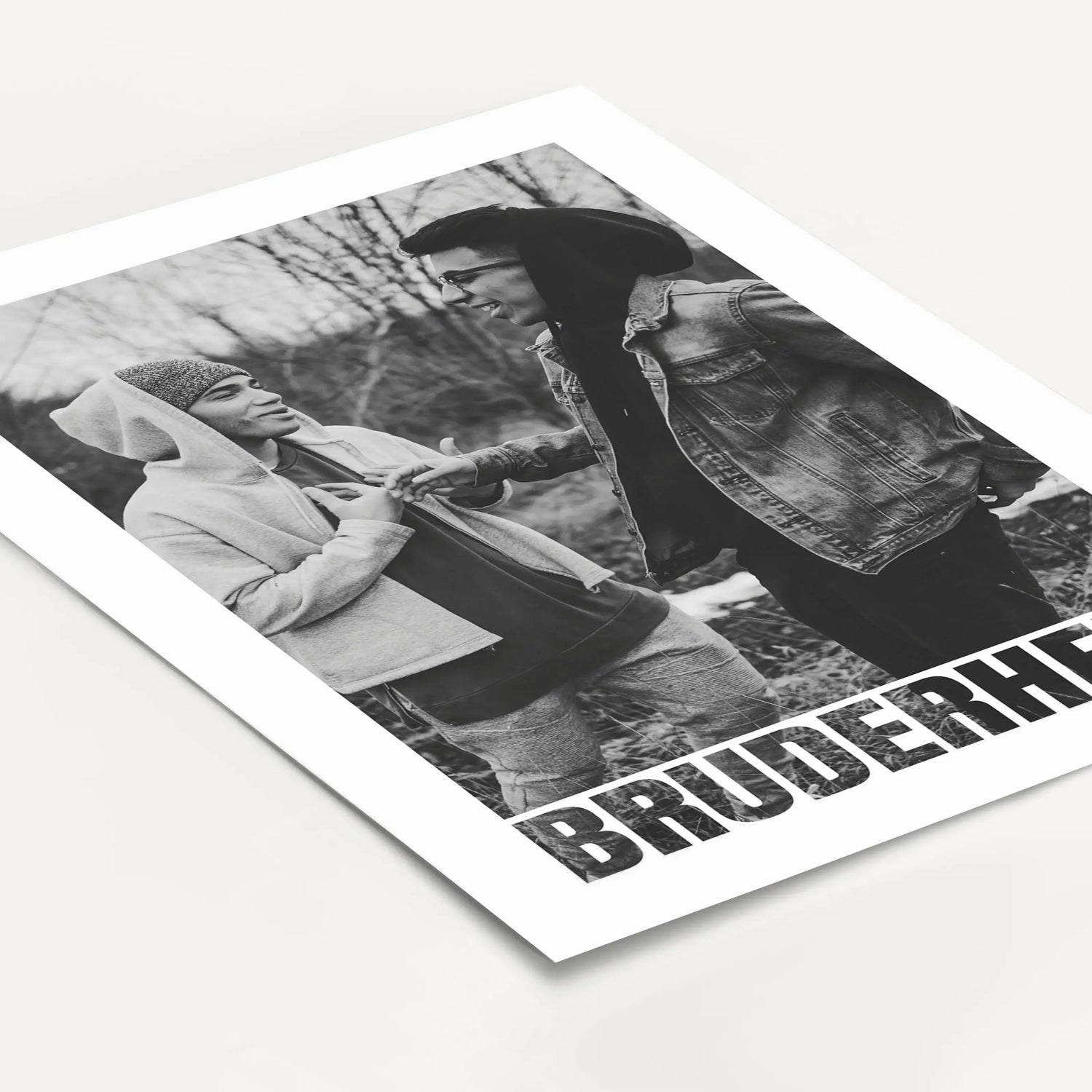 Bruderherz Foto Poster - Personalisiertes Poster - famprints - Überrasche dein Bruderherz mit unserem einzigartigen Bruderherz Foto Poster – das perfekte personalisierte Geschenk für jeden Anlass! Ob zum Geburtstag, Weihnachten oder einfach als liebevolle
