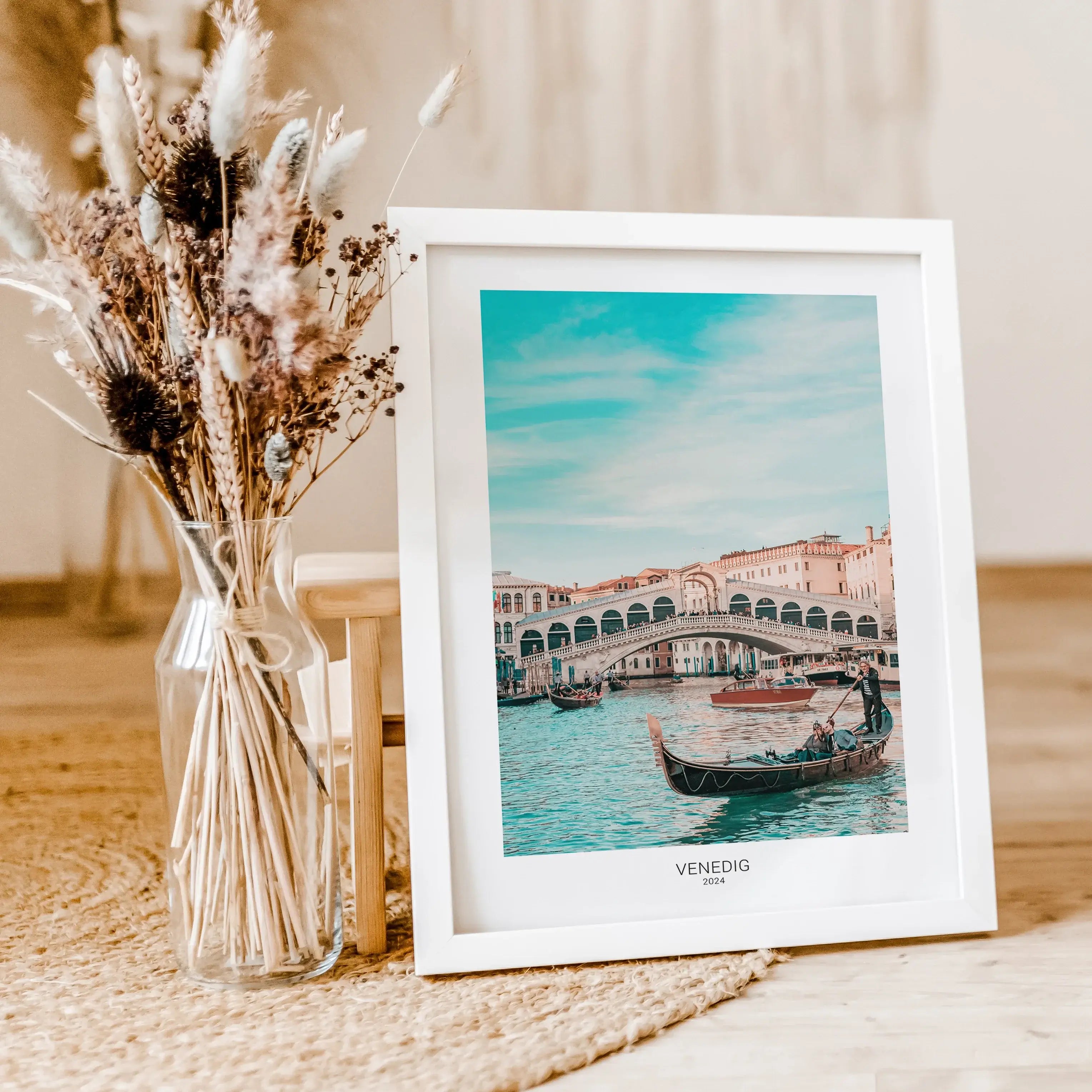 Foto Poster One - Personalisiertes Poster - famprints - Entdecke das Foto Poster One – dein persönliches Highlight für Zuhause oder als einzigartiges Geschenk! Gestalte dein Poster ganz individuell mit deinem Lieblingsfoto und verleihe deinen Wänden eine