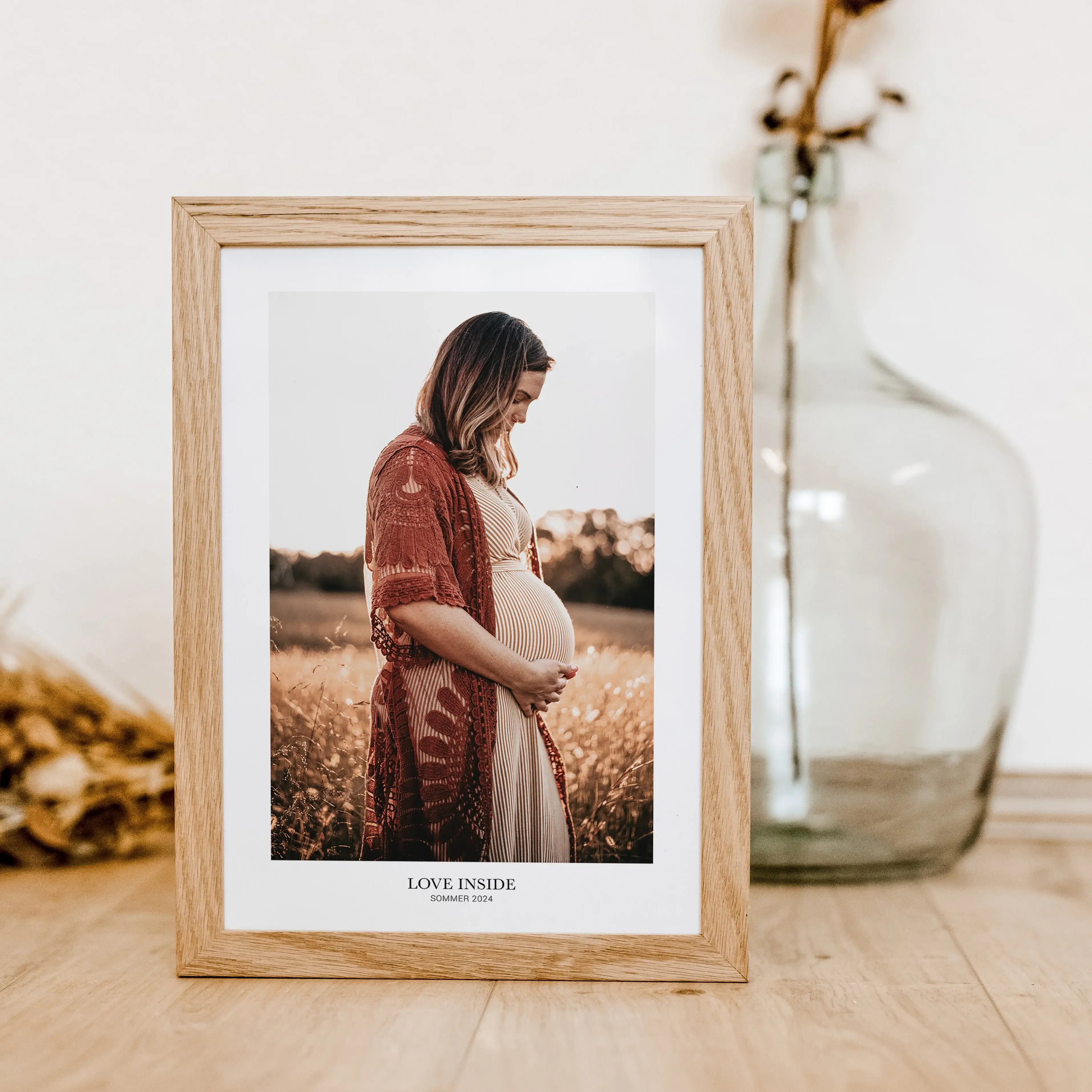 Foto Poster One - Personalisiertes Poster - famprints - Entdecke das Foto Poster One – dein persönliches Highlight für Zuhause oder als einzigartiges Geschenk! Gestalte dein Poster ganz individuell mit deinem Lieblingsfoto und verleihe deinen Wänden eine