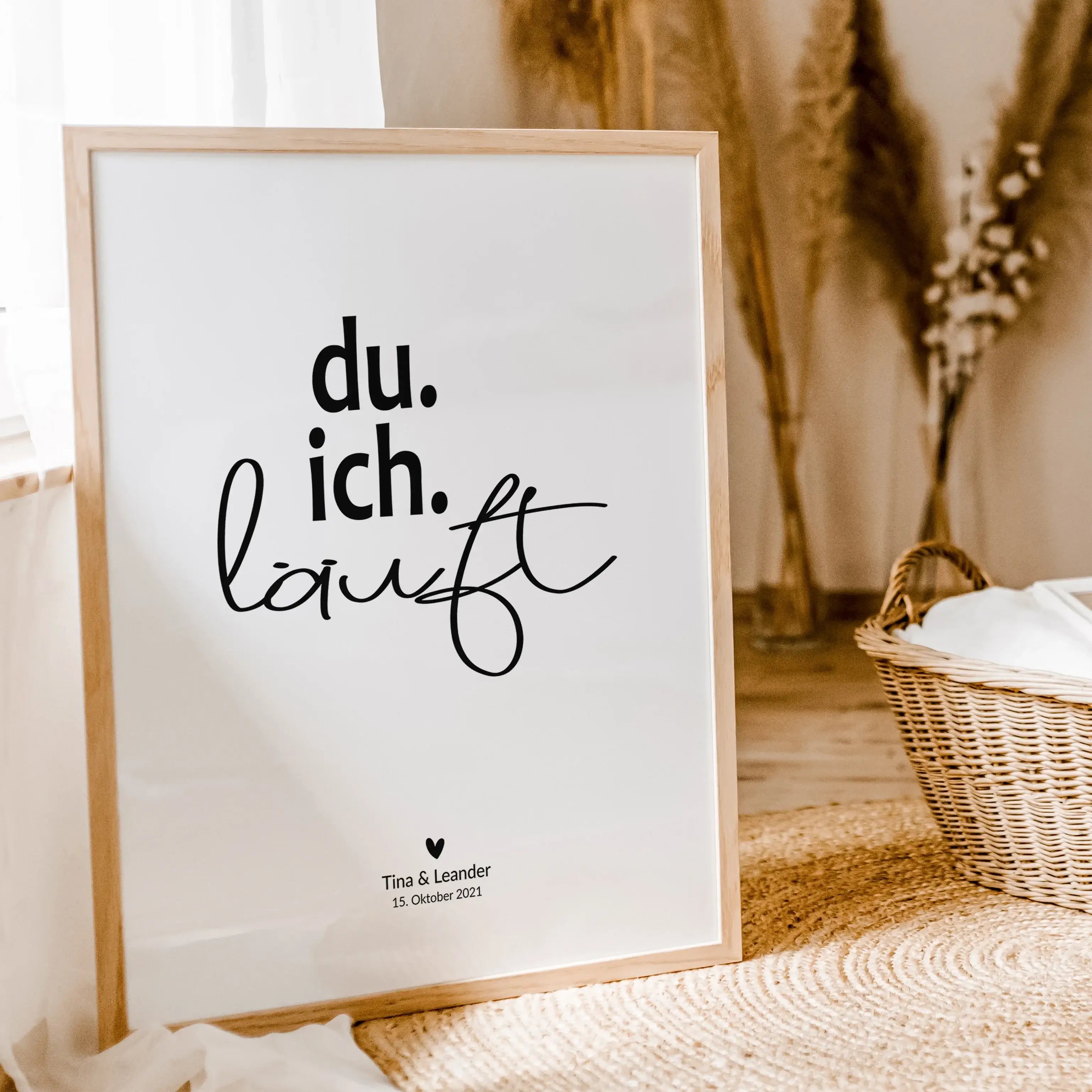 Poster 'du ich läuft'-famprints-Personalisiertes Poster-Auf dem Poster 'du ich läuft' findest du die Botschaft, das zwei Menschen zusammengehören. Das Du, ich, läuft Poster steht für Harmonie, Akzeptanz, Liebe und Lebenslust. Das Pärchen Poster kannst du