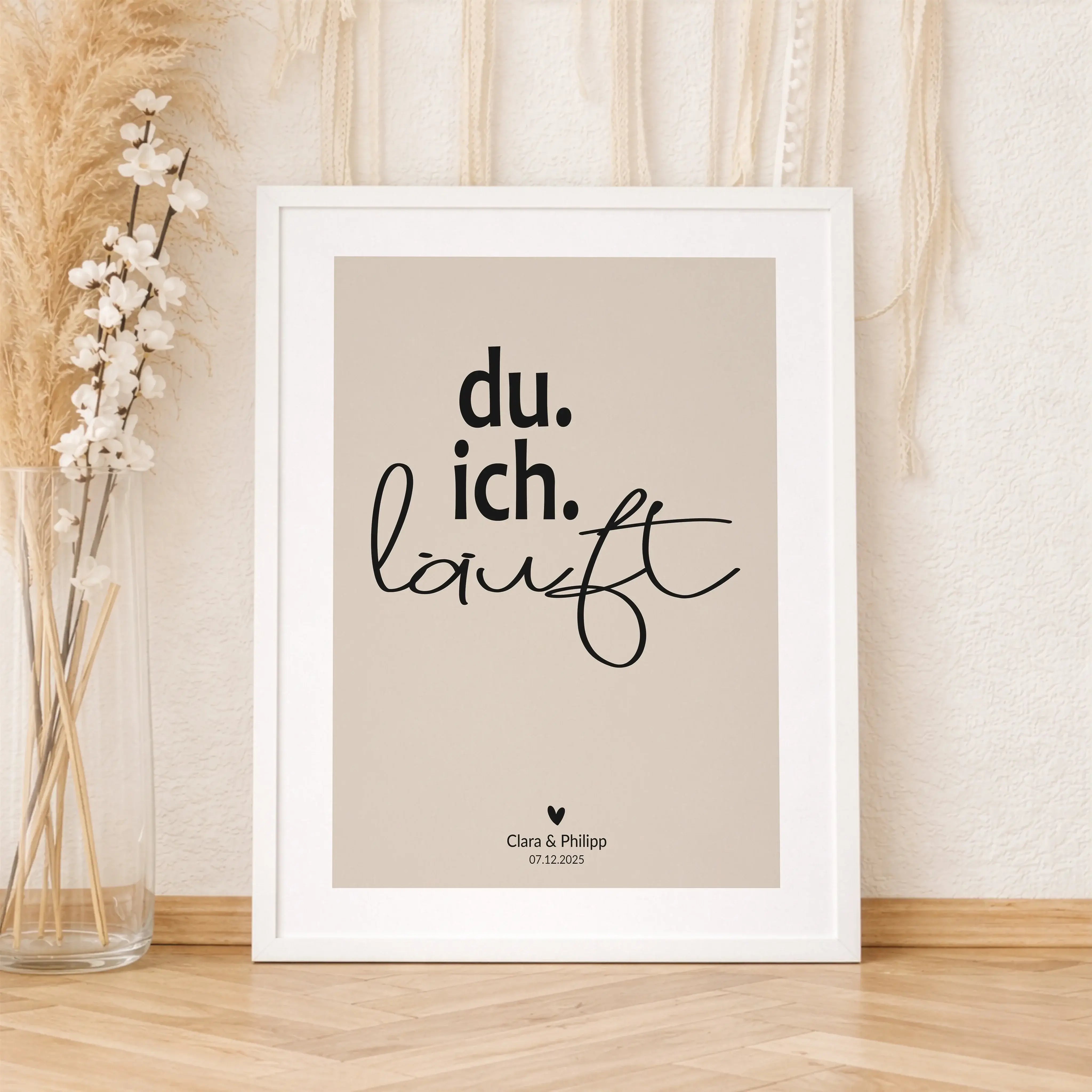 Poster du ich läuft-Personalisiertes Poster-famprints-Das Poster du ich läuft bringt auf den Punkt, was sich richtig anfühlt: Zwei Menschen, ein gemeinsamer Weg. Mit seinem klaren, modernen Stil steht dieses Wandbild für Zusammenhalt, Vertrauen und ein st