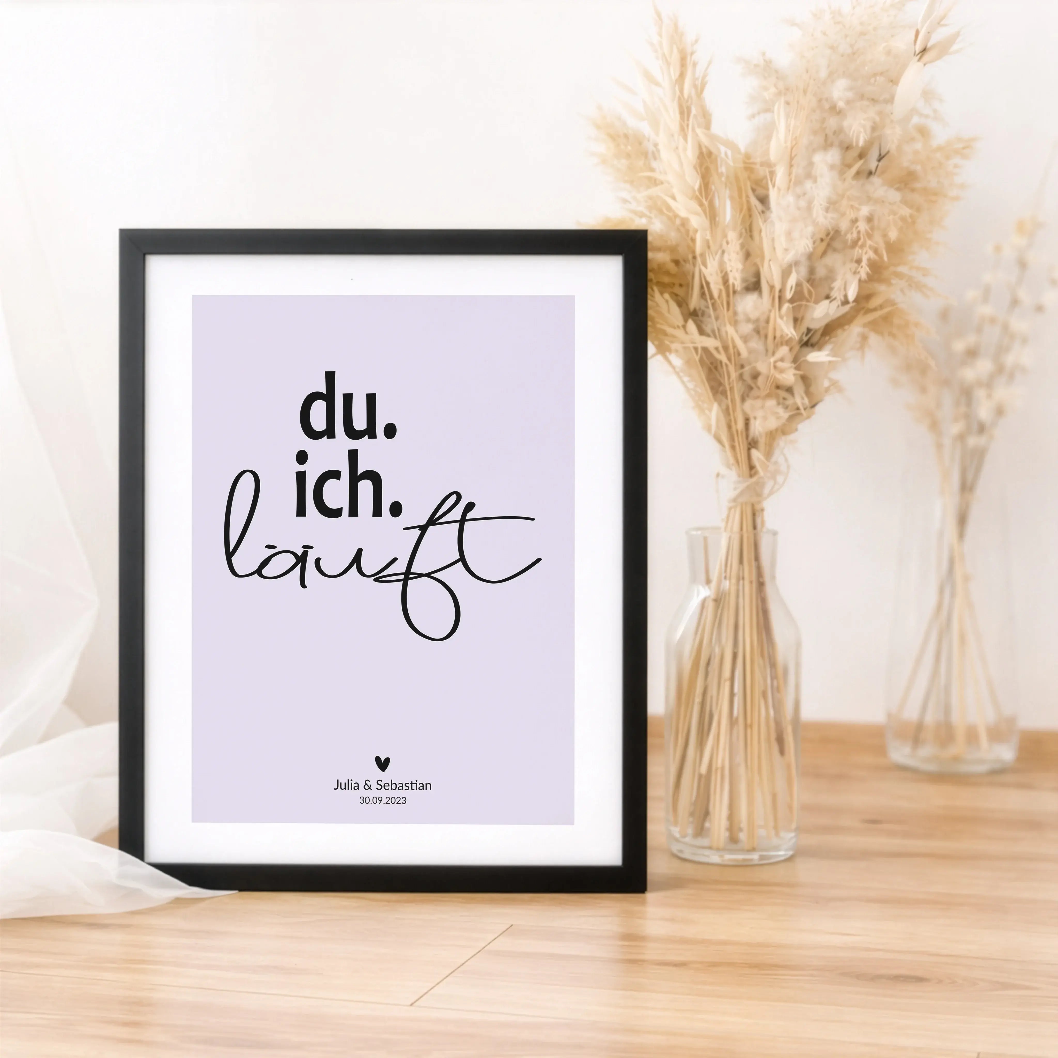 Poster du ich läuft-Personalisiertes Poster-famprints-Das Poster du ich läuft bringt auf den Punkt, was sich richtig anfühlt: Zwei Menschen, ein gemeinsamer Weg. Mit seinem klaren, modernen Stil steht dieses Wandbild für Zusammenhalt, Vertrauen und ein st