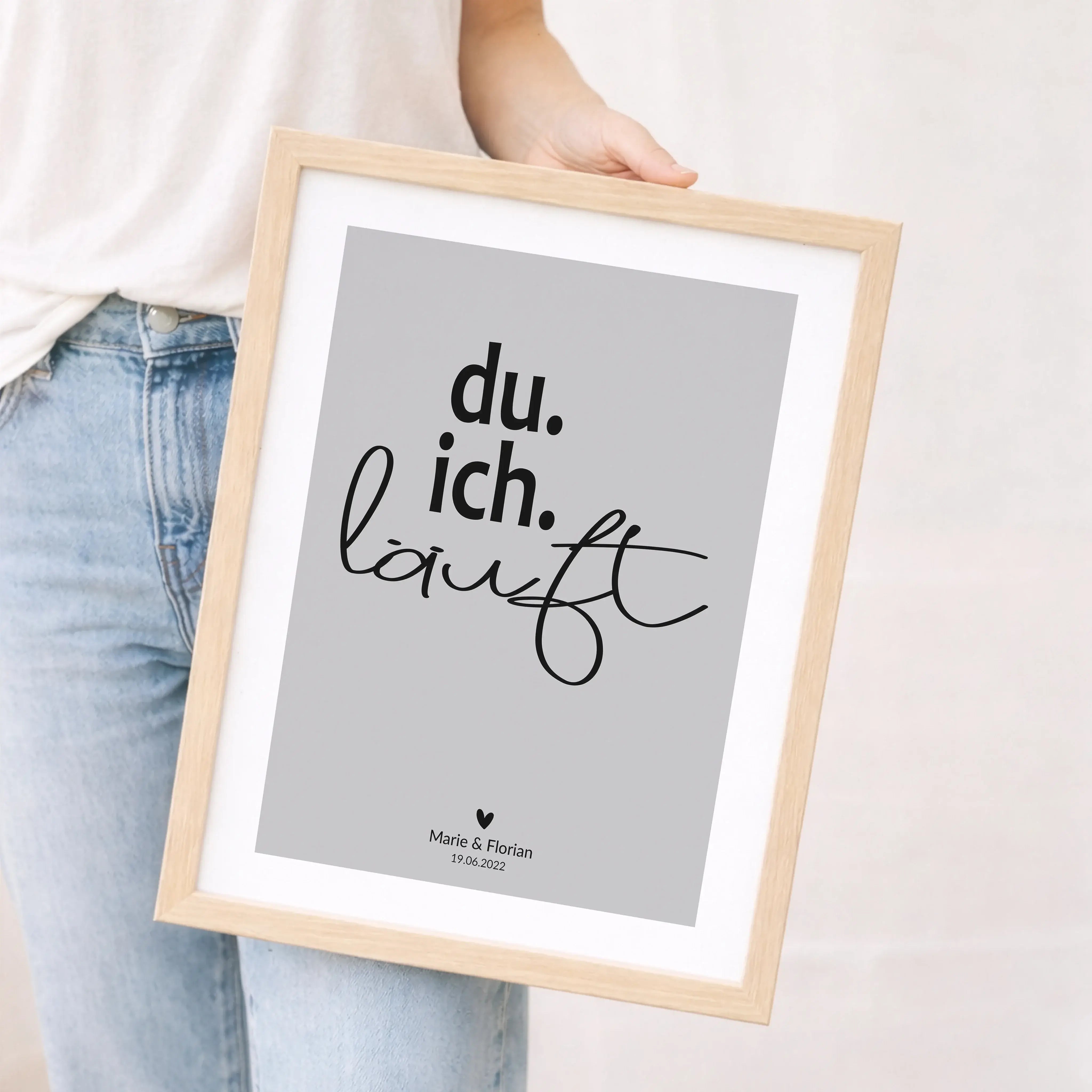 Poster du ich läuft-Personalisiertes Poster-famprints-Das Poster du ich läuft bringt auf den Punkt, was sich richtig anfühlt: Zwei Menschen, ein gemeinsamer Weg. Mit seinem klaren, modernen Stil steht dieses Wandbild für Zusammenhalt, Vertrauen und ein st