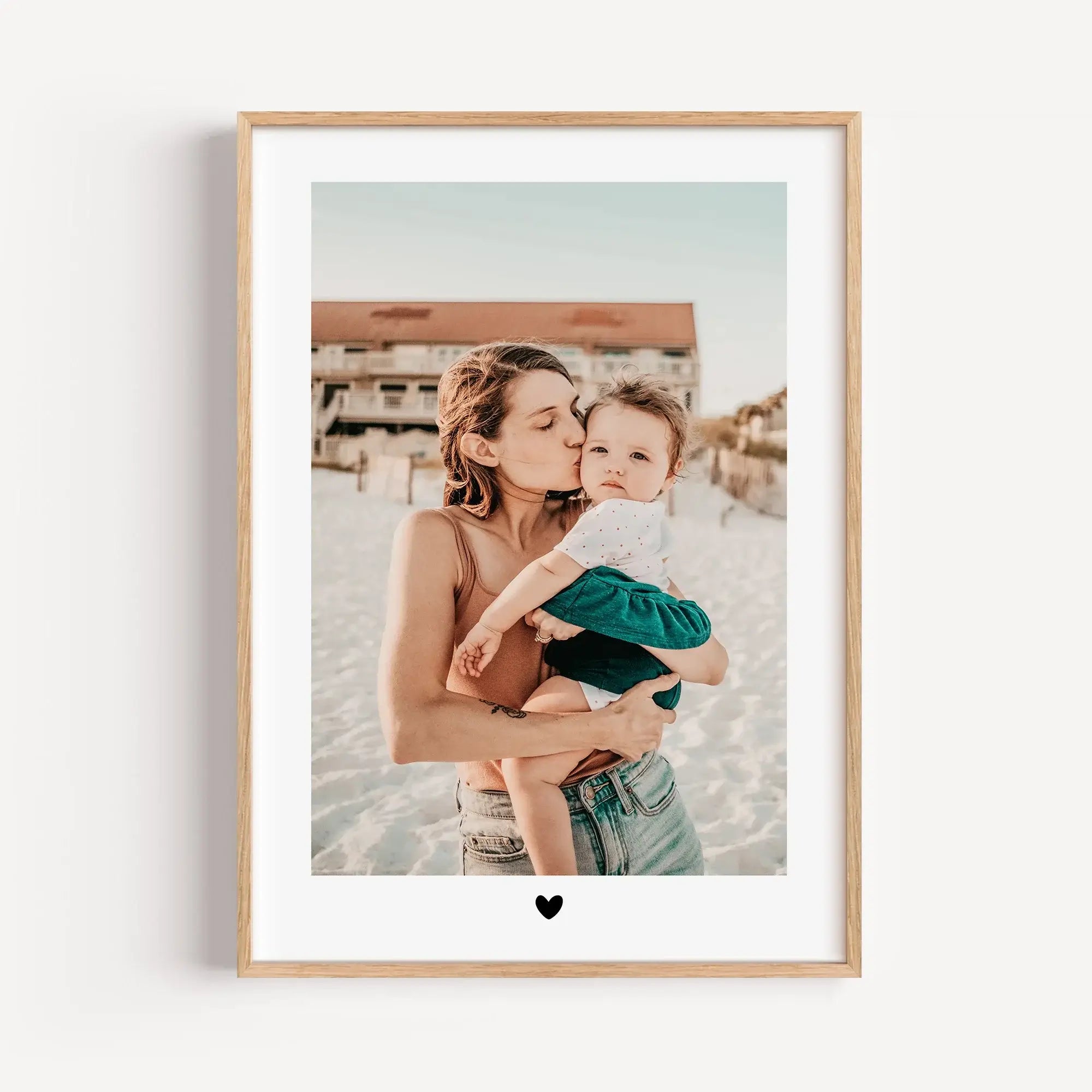 Foto Poster Heart - Personalisiertes Poster - famprints - Gestalte dein ganz persönliches Foto Poster Heart und halte die schönsten Momente mit deinen Liebsten für immer fest! Dieses einzigartige Poster verbindet dein Lieblingsfoto mit einem liebevollen H