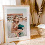 Foto Poster Heart - Personalisiertes Poster - famprints - Gestalte dein ganz persönliches Foto Poster Heart und halte die schönsten Momente mit deinen Liebsten für immer fest! Dieses einzigartige Poster verbindet dein Lieblingsfoto mit einem liebevollen H