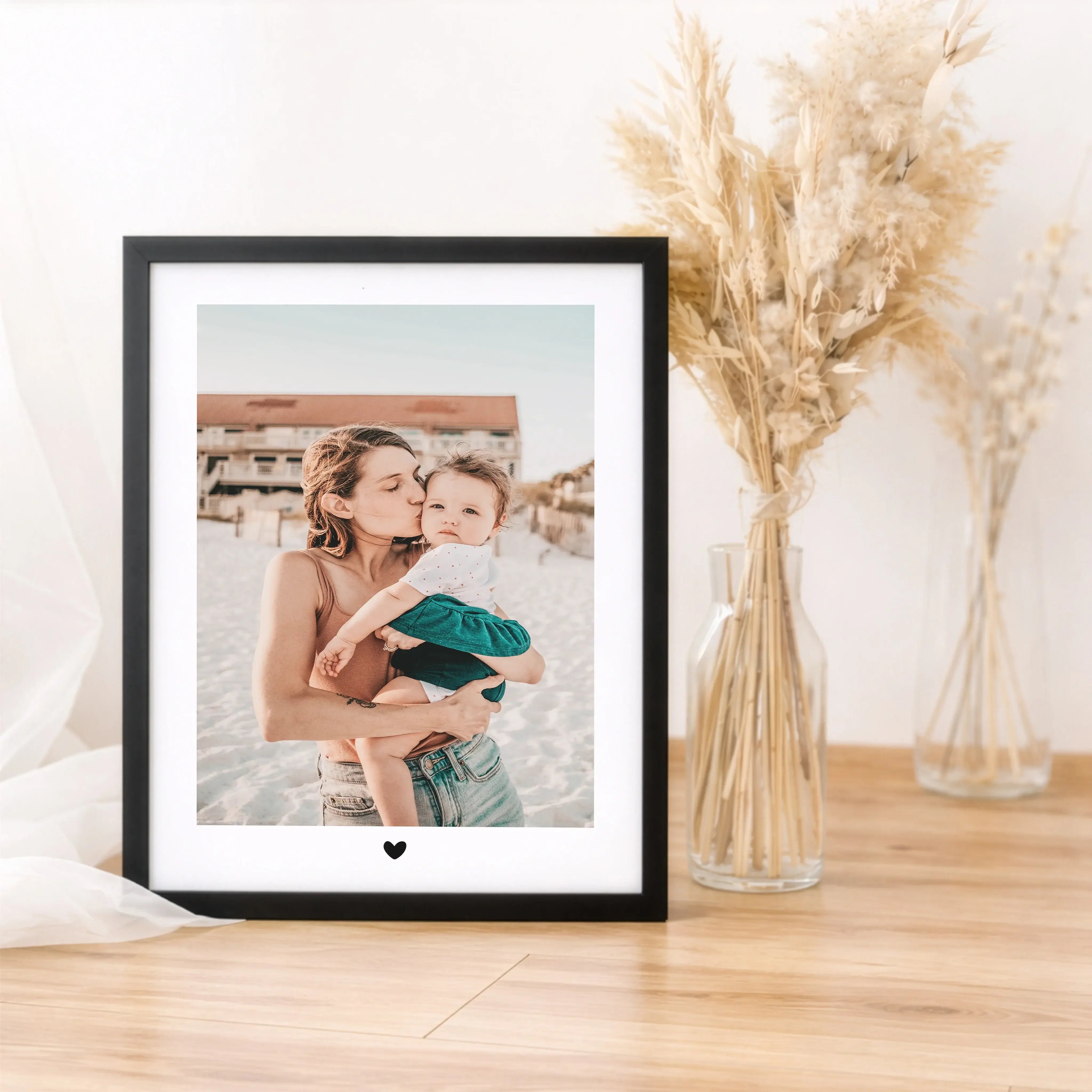 Foto Poster Heart-Personalisiertes Poster-famprints-Mit dem Foto Poster Heart von famprints gestaltest du aus deinem Lieblingsfoto ein persönliches Wandbild mit klarer Botschaft. Das dezente Herzmotiv setzt dein Bild bewusst in den Mittelpunkt und macht d
