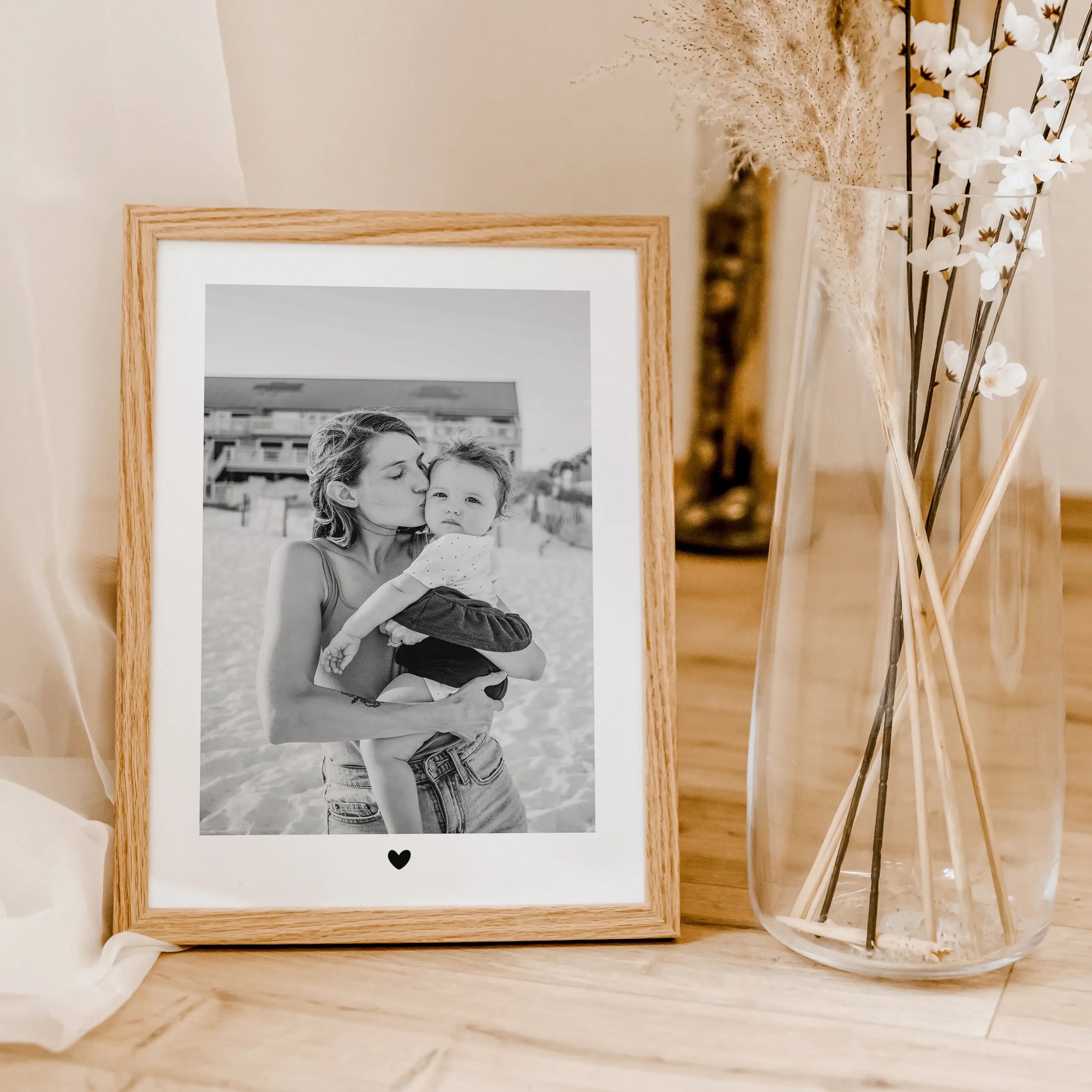 Foto Poster Heart - Personalisiertes Poster - famprints - Gestalte dein ganz persönliches Foto Poster Heart und halte die schönsten Momente mit deinen Liebsten für immer fest! Dieses einzigartige Poster verbindet dein Lieblingsfoto mit einem liebevollen H