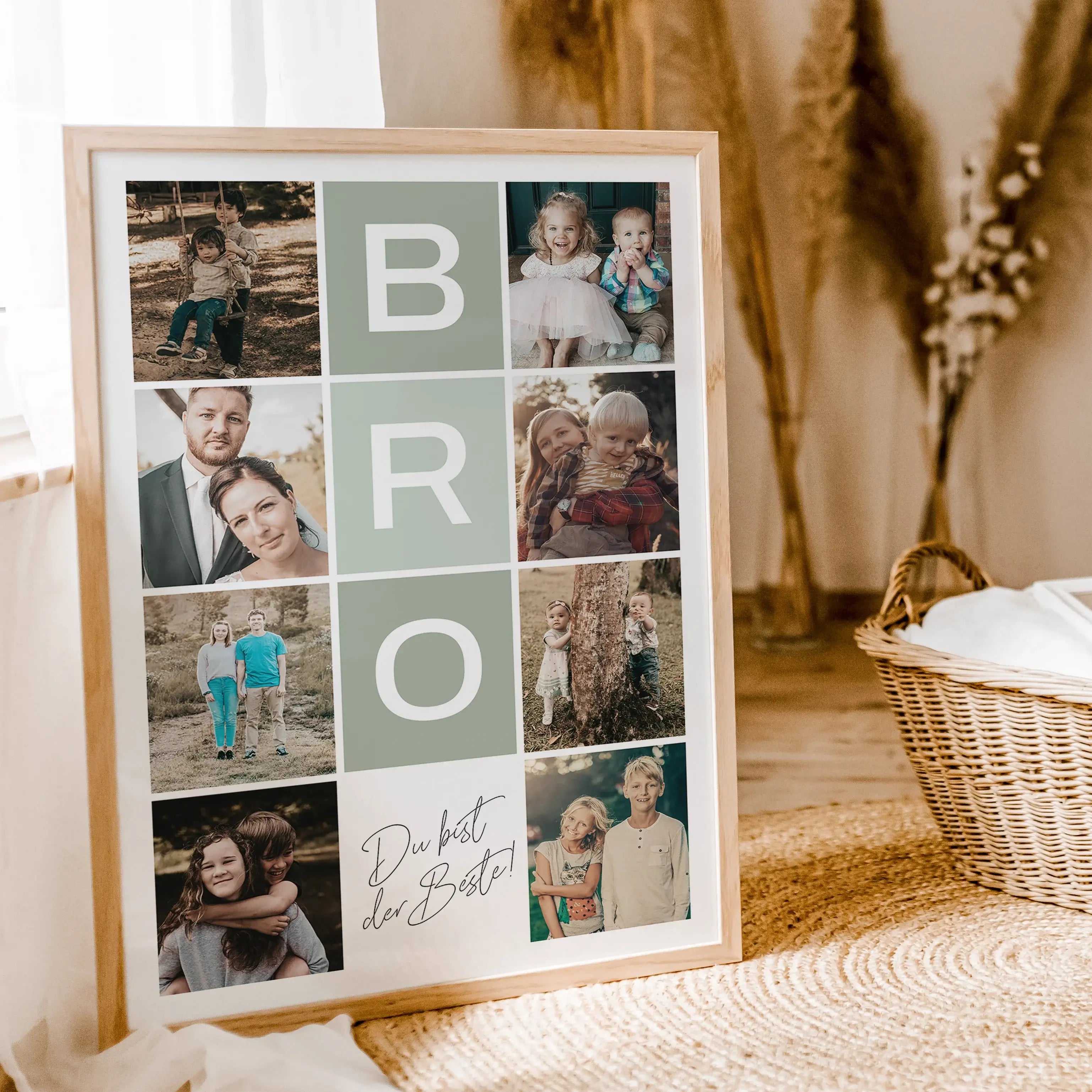 Bro Fotocollage - Personalisiertes Poster - famprints - Suchst du nach einem einzigartigen Geschenk für deinen Bruder? Die Bro Fotocollage ist die perfekte Wahl! Dieses personalisierte Poster kannst du mit bis zu 8 Fotos gestalten und so eure schönsten ge