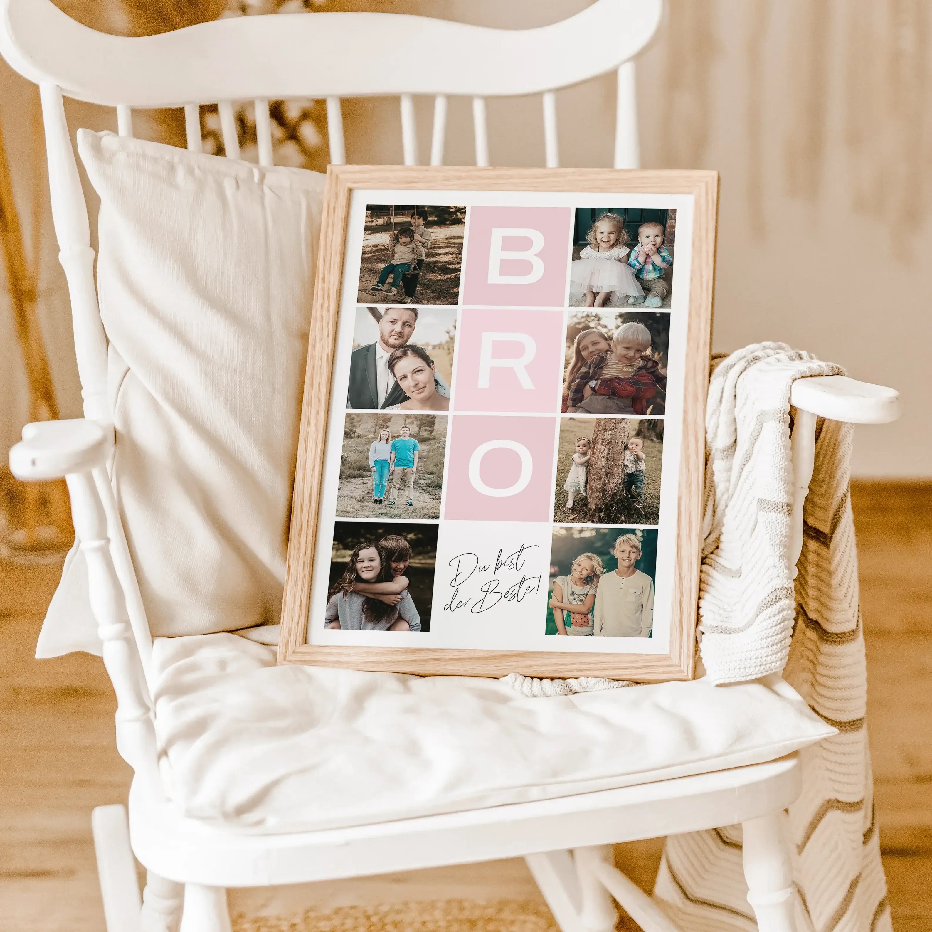 Bro Fotocollage - Personalisiertes Poster - famprints - Suchst du nach einem einzigartigen Geschenk für deinen Bruder? Die Bro Fotocollage ist die perfekte Wahl! Dieses personalisierte Poster kannst du mit bis zu 8 Fotos gestalten und so eure schönsten ge
