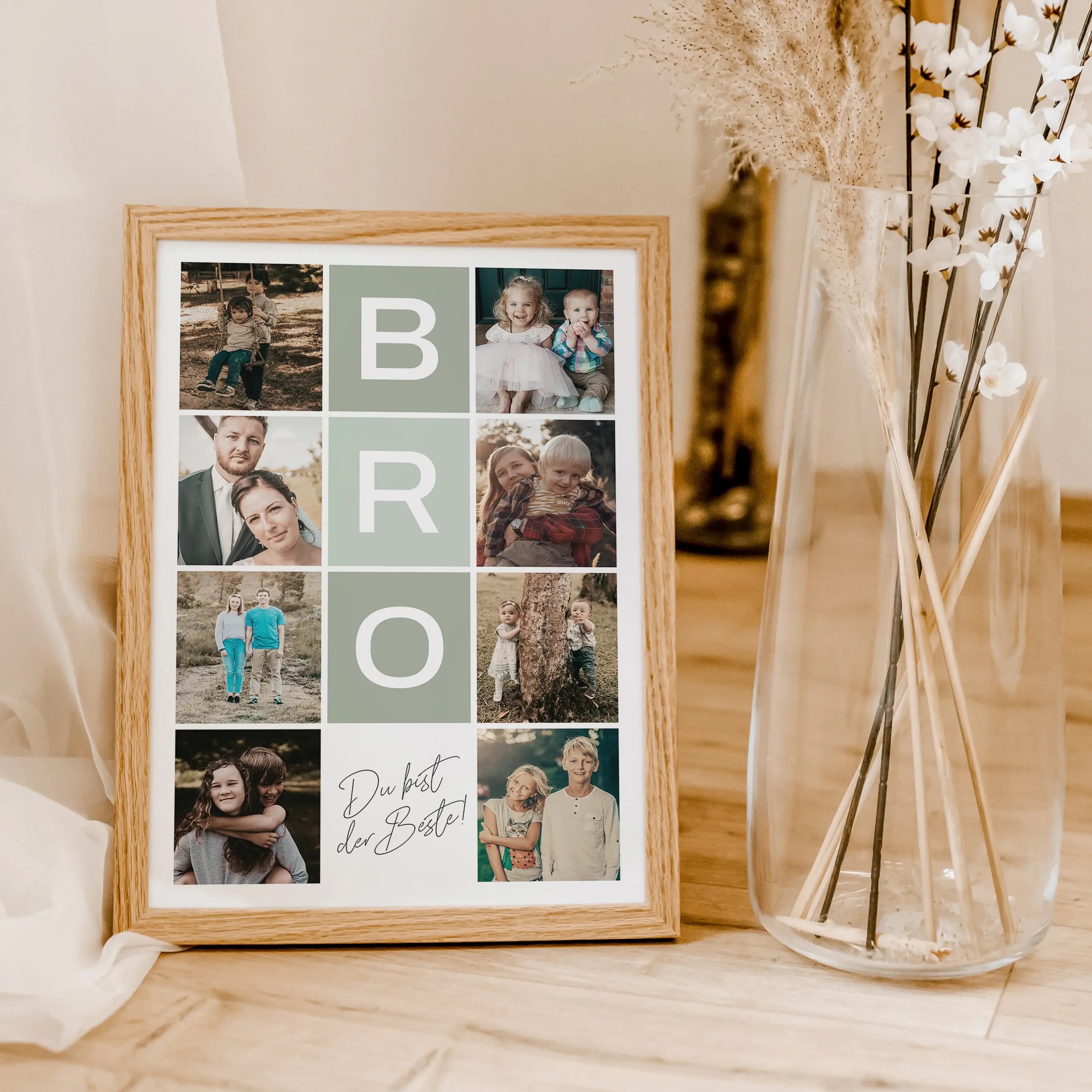 Bro Fotocollage - Personalisiertes Poster - famprints - Suchst du nach einem einzigartigen Geschenk für deinen Bruder? Die Bro Fotocollage ist die perfekte Wahl! Dieses personalisierte Poster kannst du mit bis zu 8 Fotos gestalten und so eure schönsten ge