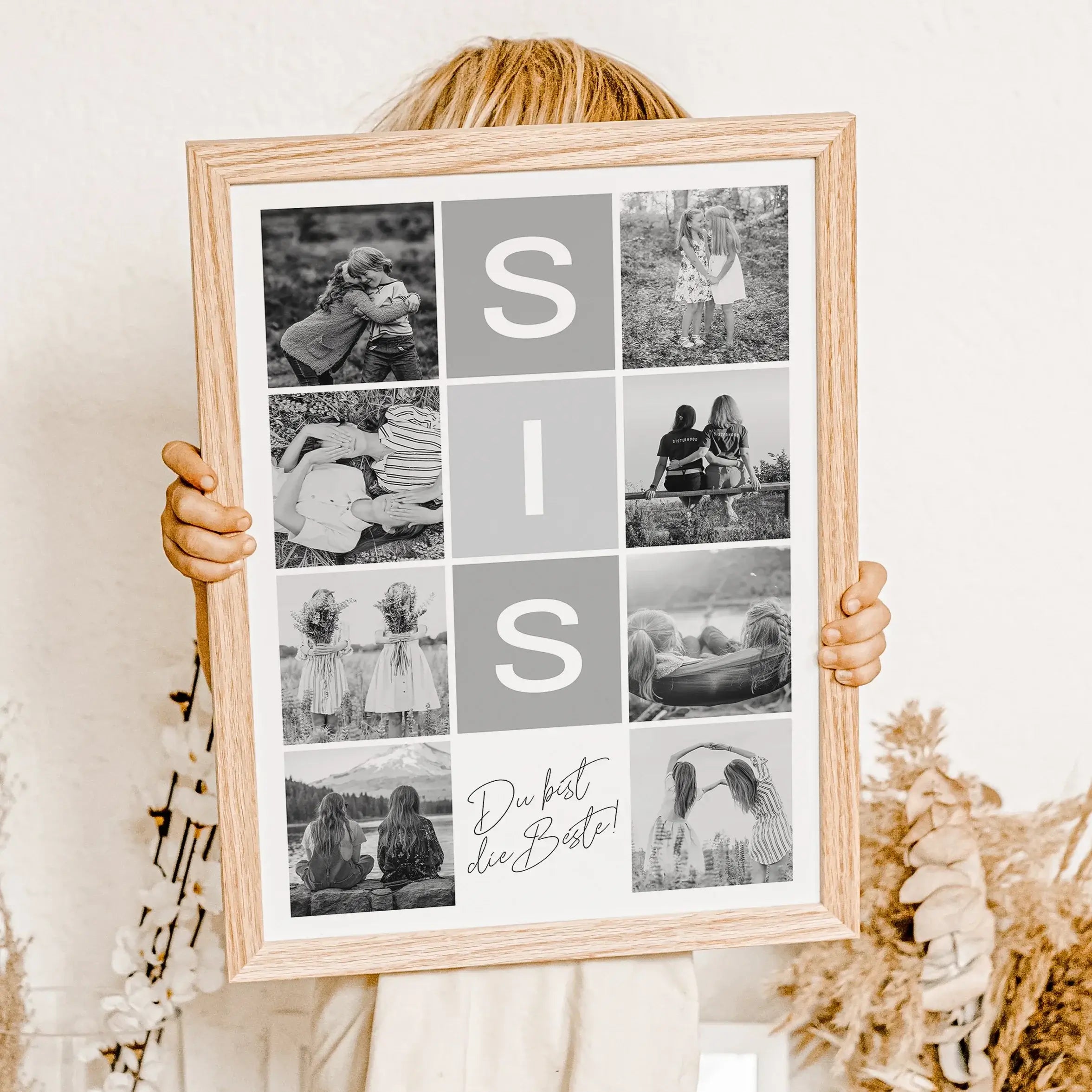 Sis Fotocollage - Personalisiertes Poster - famprints - Suchst du nach einem einzigartigen Geschenk für deine Schwester? Die Sis Fotocollage ist die perfekte Wahl, um deine schönsten gemeinsamen Momente stilvoll zu verewigen. Mit der Möglichkeit, deine Li