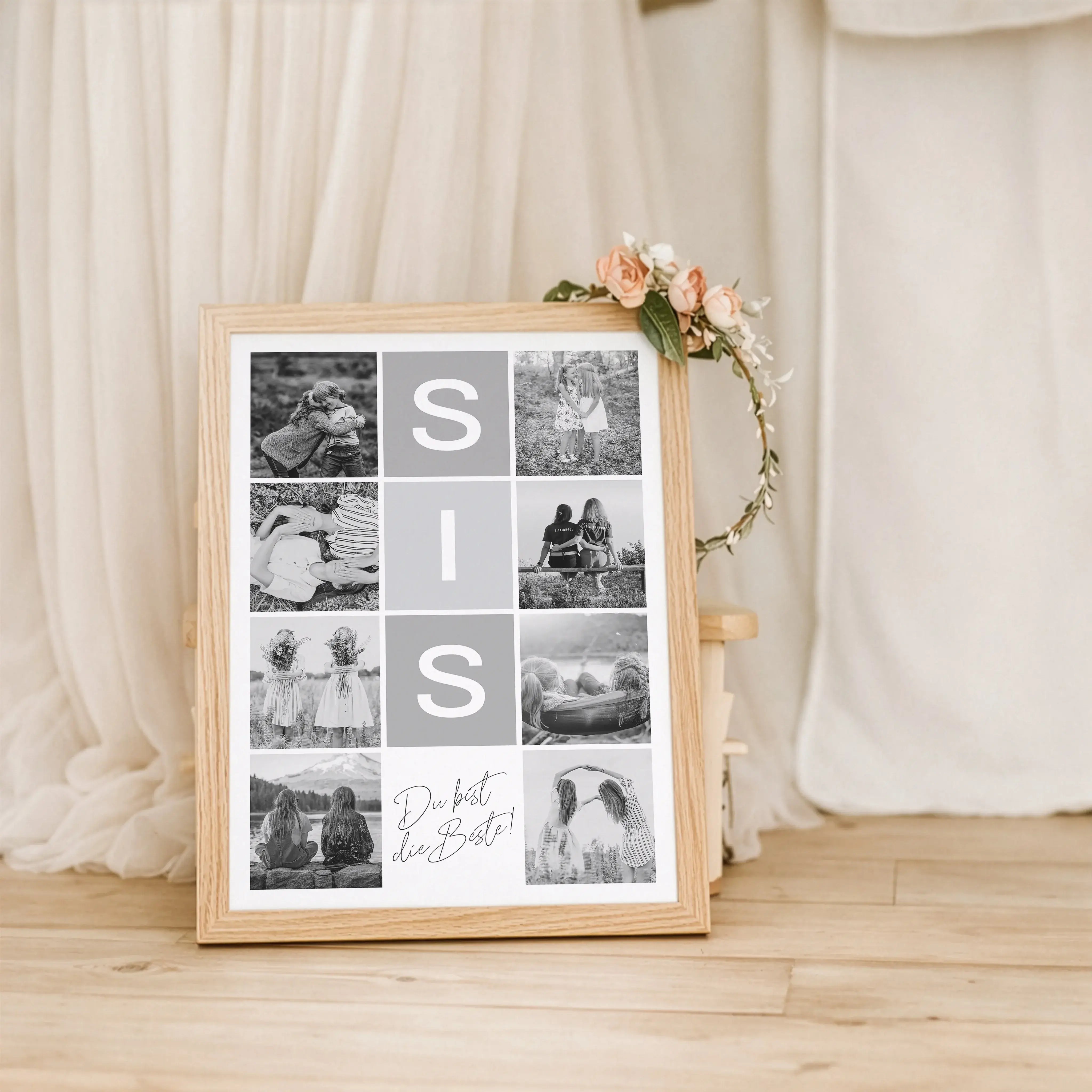 Sis Fotocollage-Personalisiertes Poster-famprints-Die Sis Fotocollage von famprints ist eine persönliche Art, eure Verbindung sichtbar zu machen. Aus mehreren Lieblingsfotos entsteht ein harmonisches Poster, das eure gemeinsamen Momente modern und ruhig i