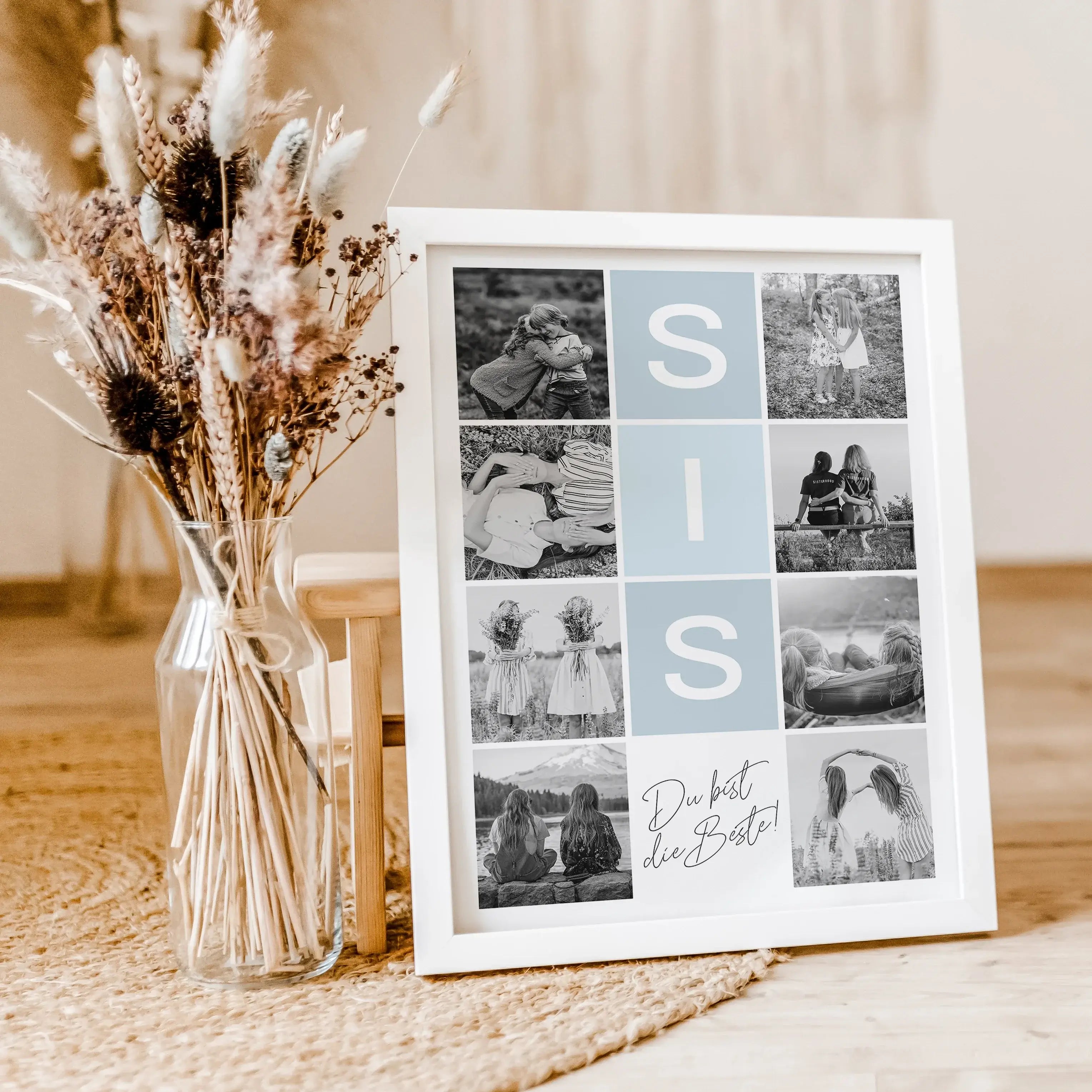 Sis Fotocollage - Personalisiertes Poster - famprints - Suchst du nach einem einzigartigen Geschenk für deine Schwester? Die Sis Fotocollage ist die perfekte Wahl, um deine schönsten gemeinsamen Momente stilvoll zu verewigen. Mit der Möglichkeit, deine Li