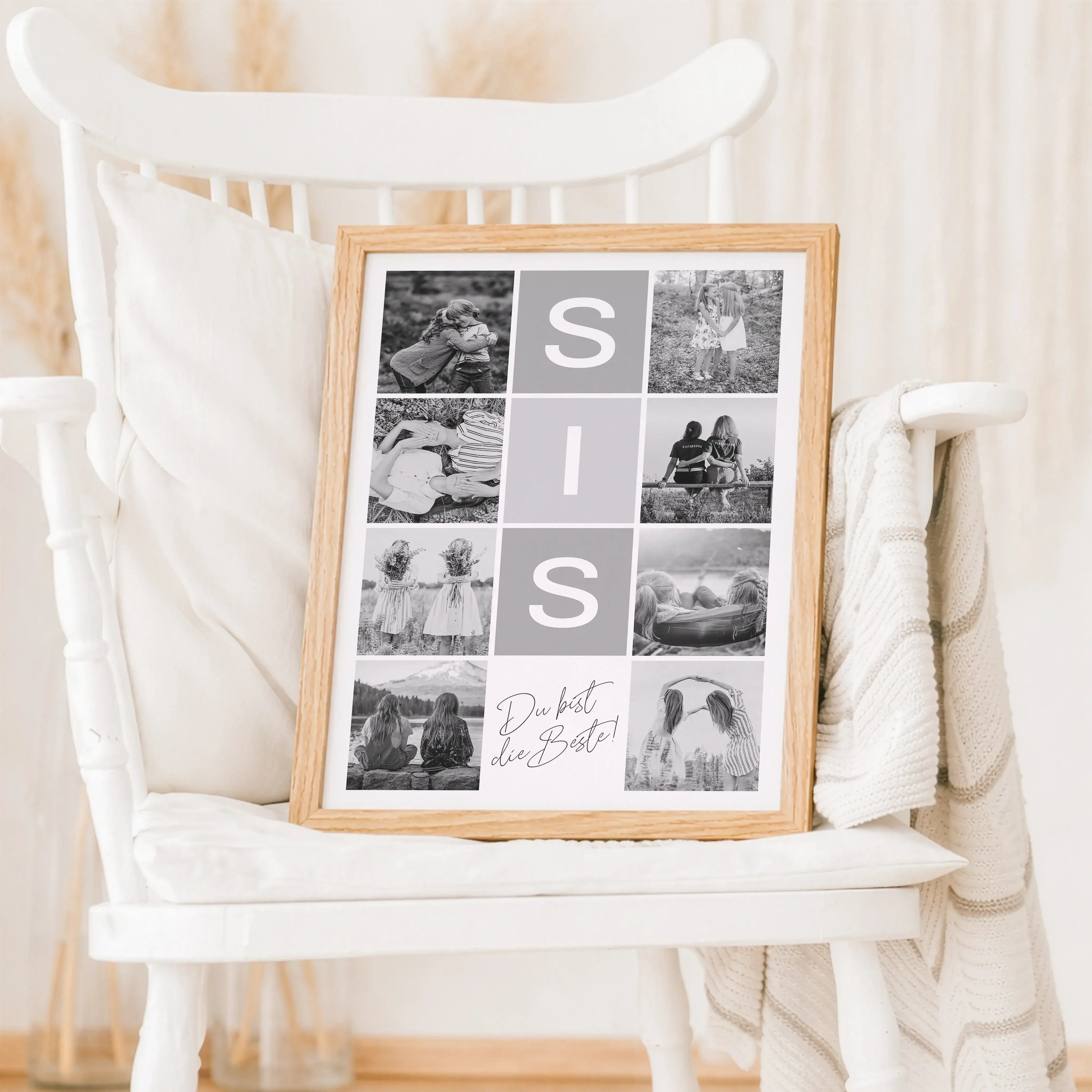 Sis Fotocollage-Personalisiertes Poster-famprints-Die Sis Fotocollage von famprints ist eine persönliche Art, eure Verbindung sichtbar zu machen. Aus mehreren Lieblingsfotos entsteht ein harmonisches Poster, das eure gemeinsamen Momente modern und ruhig i