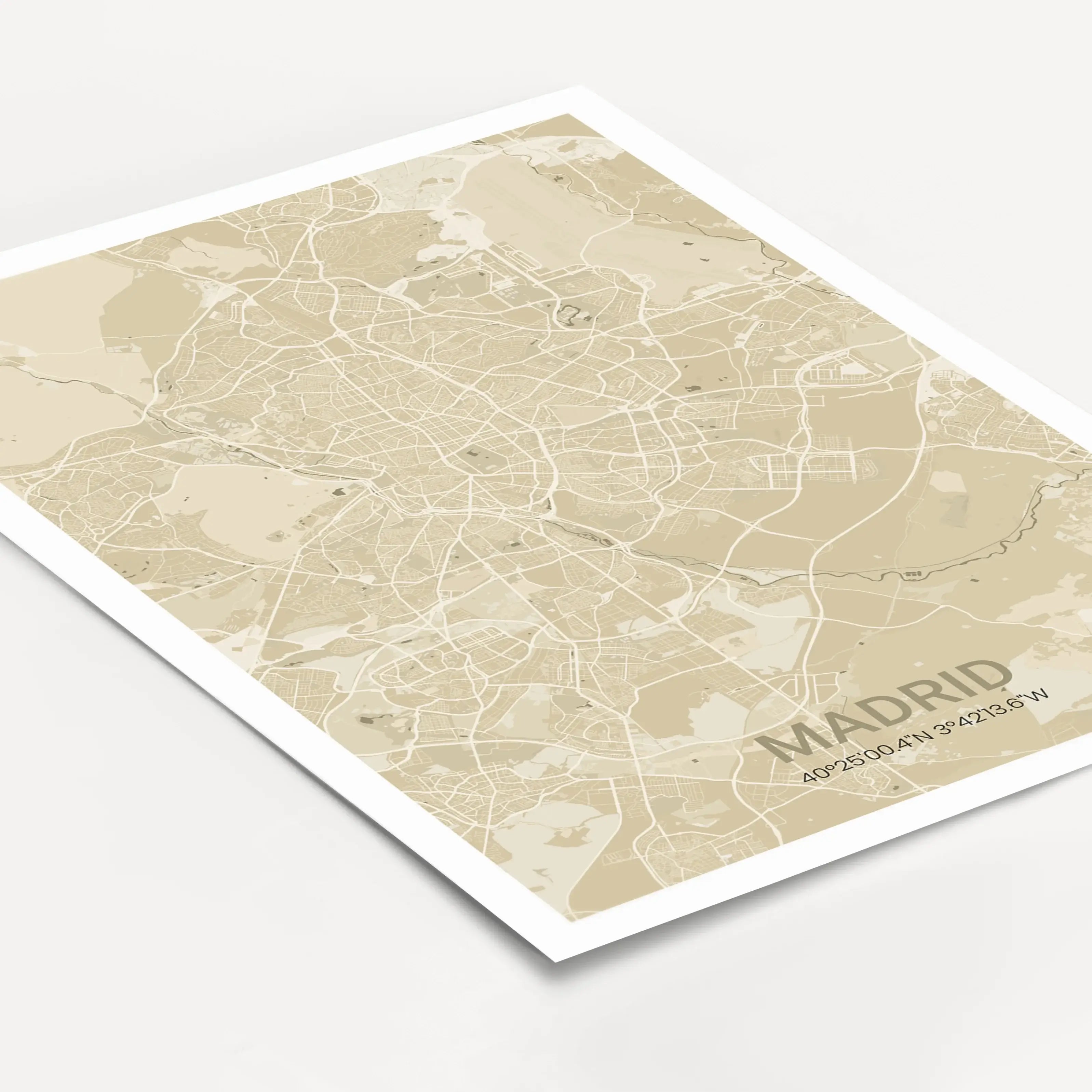 Stadtkarte Poster-Personalisiertes Poster-famprints-Das Stadtkarte Poster von famprints verwandelt deinen Lieblingsort in ein persönliches Wandbild mit klarer Bedeutung. Die reduzierte Stadtkarte zeigt Straßen, Flächen und Strukturen deiner Wunschstadt in