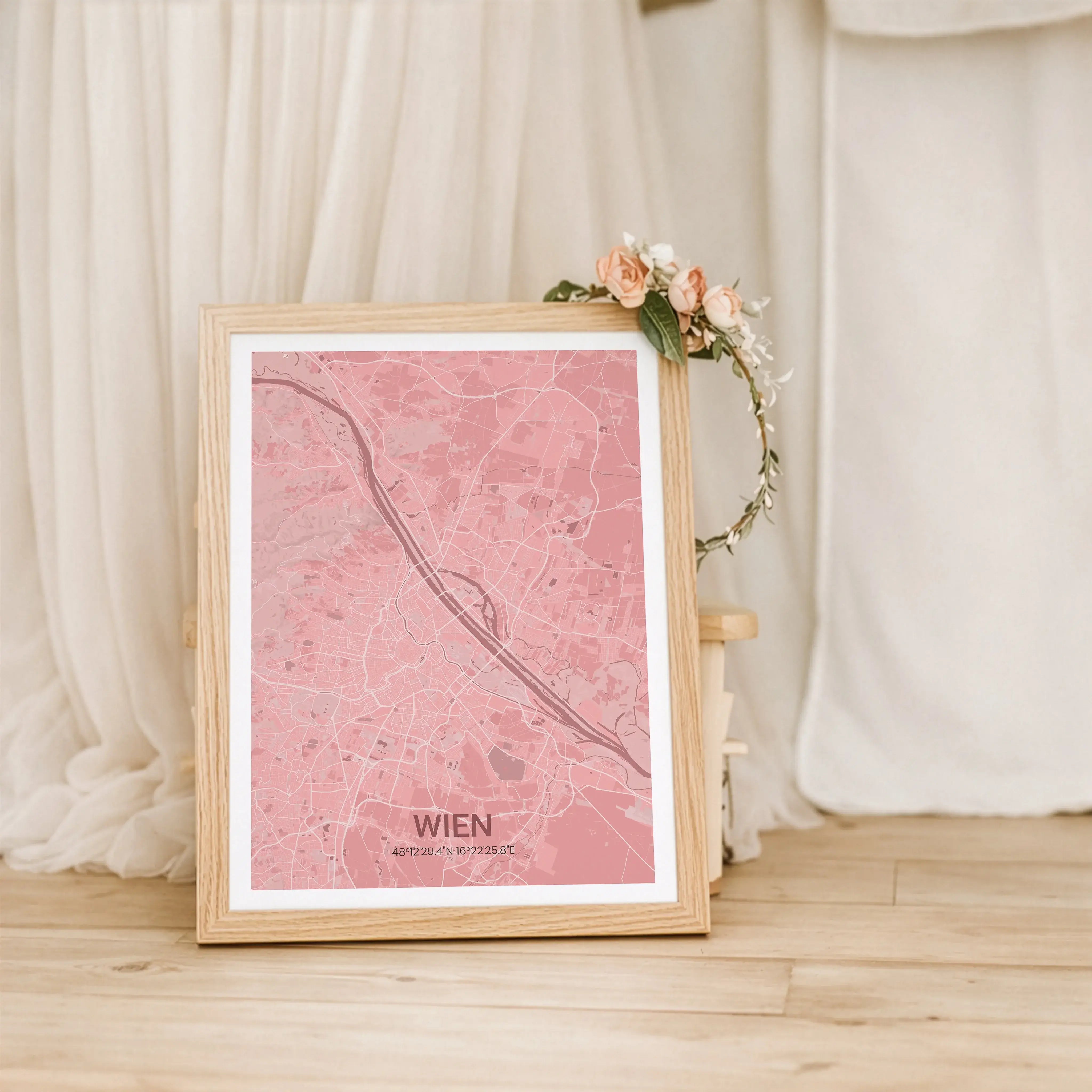 Stadtkarte Poster-Personalisiertes Poster-famprints-Das Stadtkarte Poster von famprints verwandelt deinen Lieblingsort in ein persönliches Wandbild mit klarer Bedeutung. Die reduzierte Stadtkarte zeigt Straßen, Flächen und Strukturen deiner Wunschstadt in