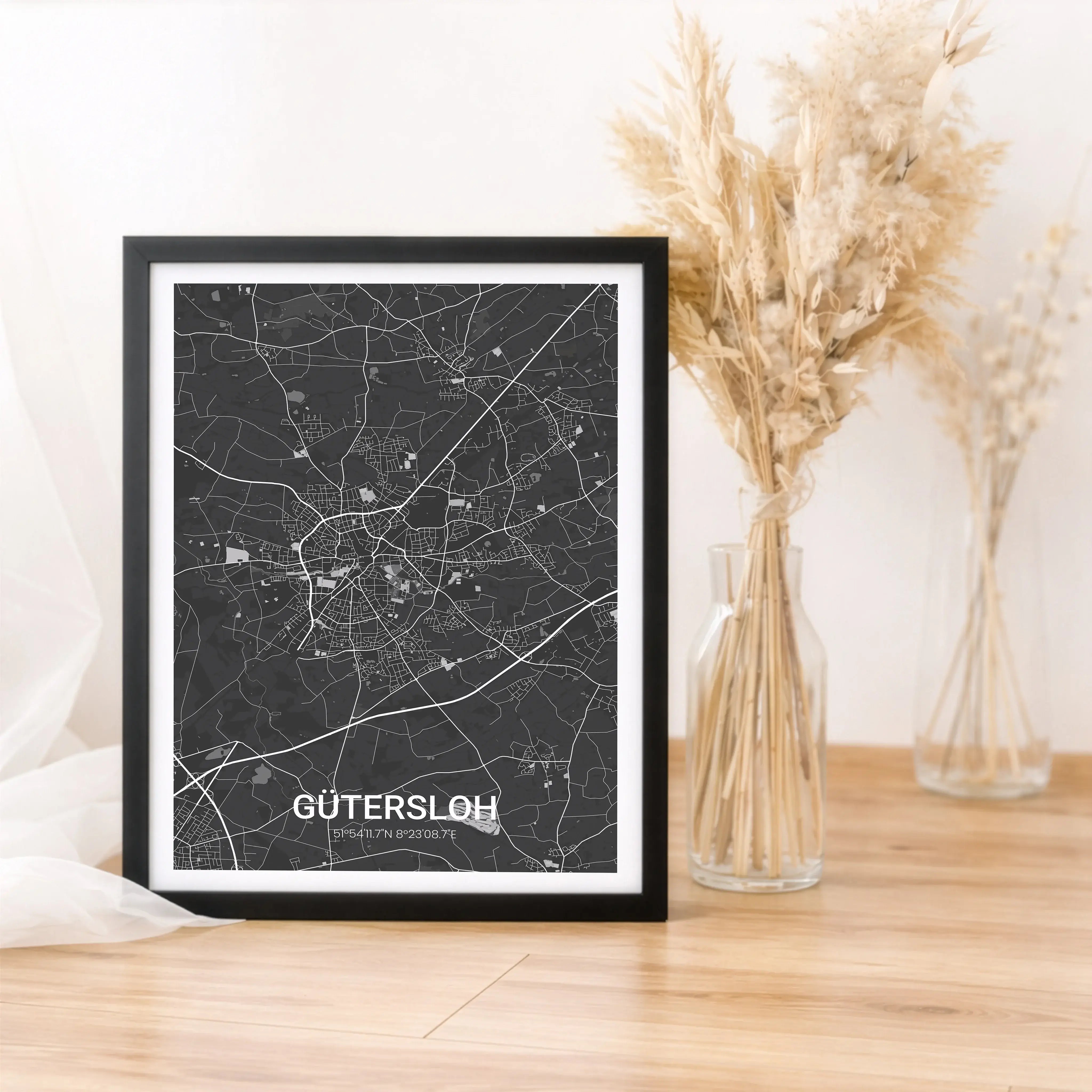 Stadtkarte Poster-Personalisiertes Poster-famprints-Das Stadtkarte Poster von famprints verwandelt deinen Lieblingsort in ein persönliches Wandbild mit klarer Bedeutung. Die reduzierte Stadtkarte zeigt Straßen, Flächen und Strukturen deiner Wunschstadt in