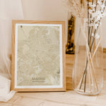 Stadtkarte Poster Halo - Personalisiertes Poster - famprints - Entdecke das Stadtkarte Poster Halo – dein persönliches Kunstwerk mit der Stadtkarte deines Lieblingsortes! Dieses einzigartige Poster kannst du individuell gestalten und so deine besondere Ve