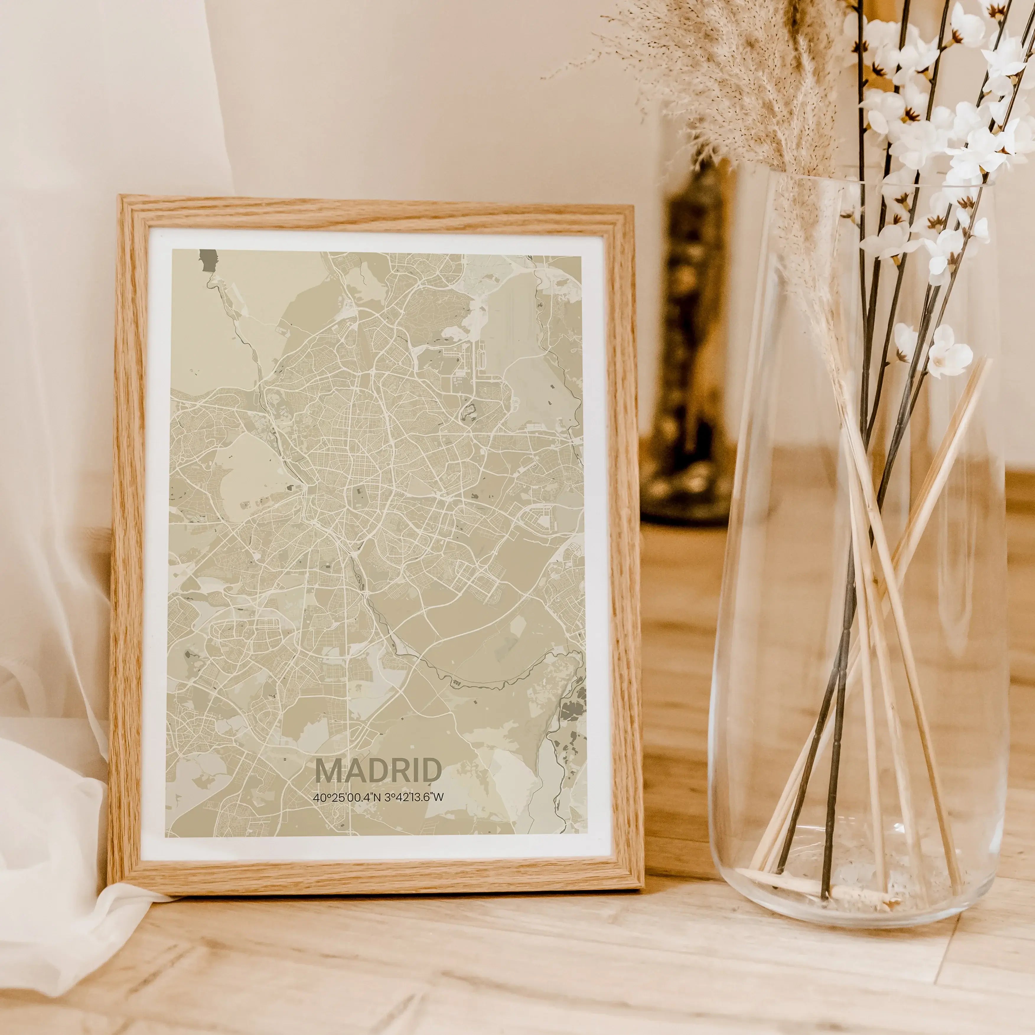 Stadtkarte Poster Halo - Personalisiertes Poster - famprints - Entdecke das Stadtkarte Poster Halo – dein persönliches Kunstwerk mit der Stadtkarte deines Lieblingsortes! Dieses einzigartige Poster kannst du individuell gestalten und so deine besondere Ve