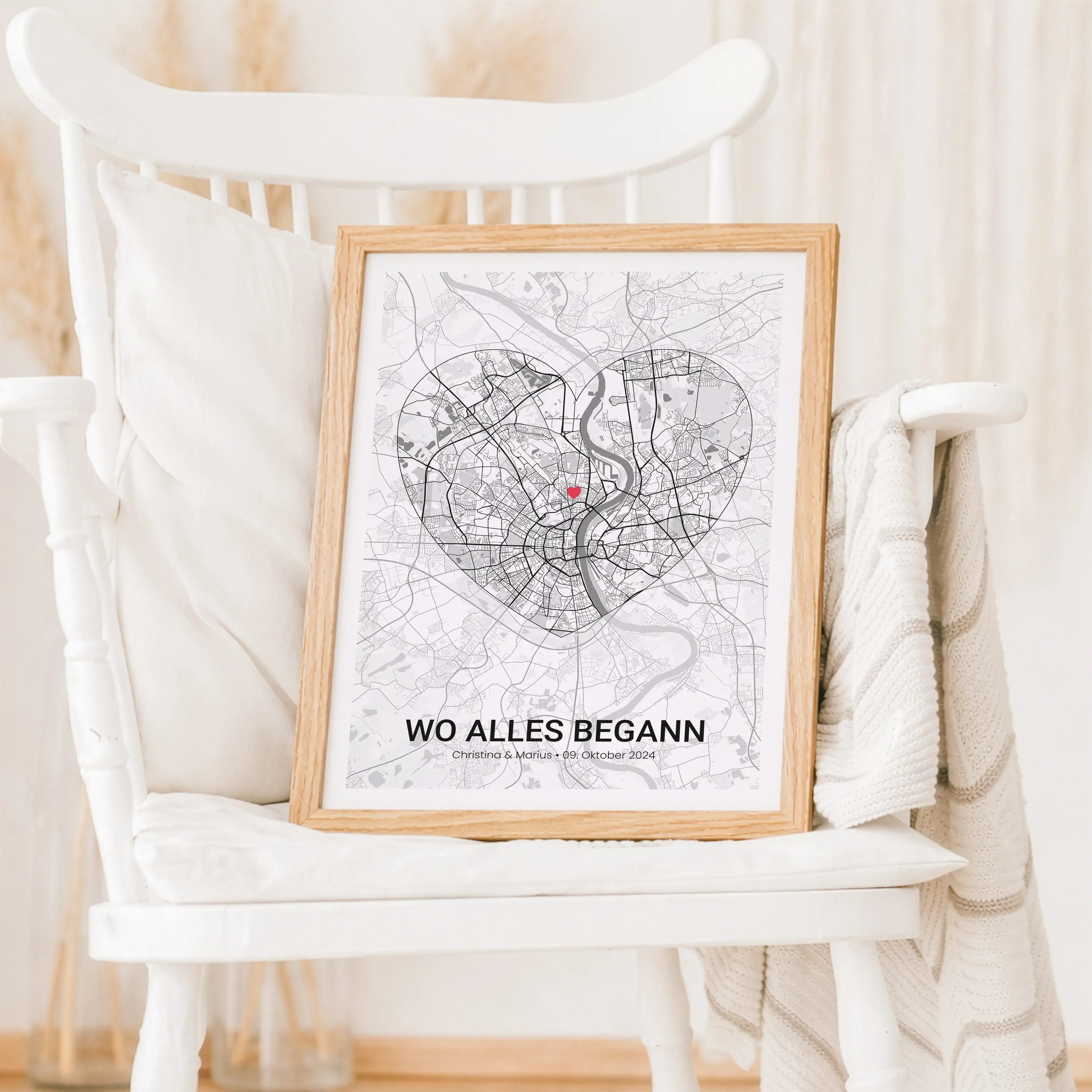 Stadtkarte Poster Herz No2-Personalisiertes Poster-famprints-Das Stadtkarte Poster Herz No2 von famprints verwandelt einen besonderen Ort in ein persönliches Designstück mit Bedeutung. Ob Kennenlernen, erster gemeinsamer Wohnort oder ein Platz voller Erin