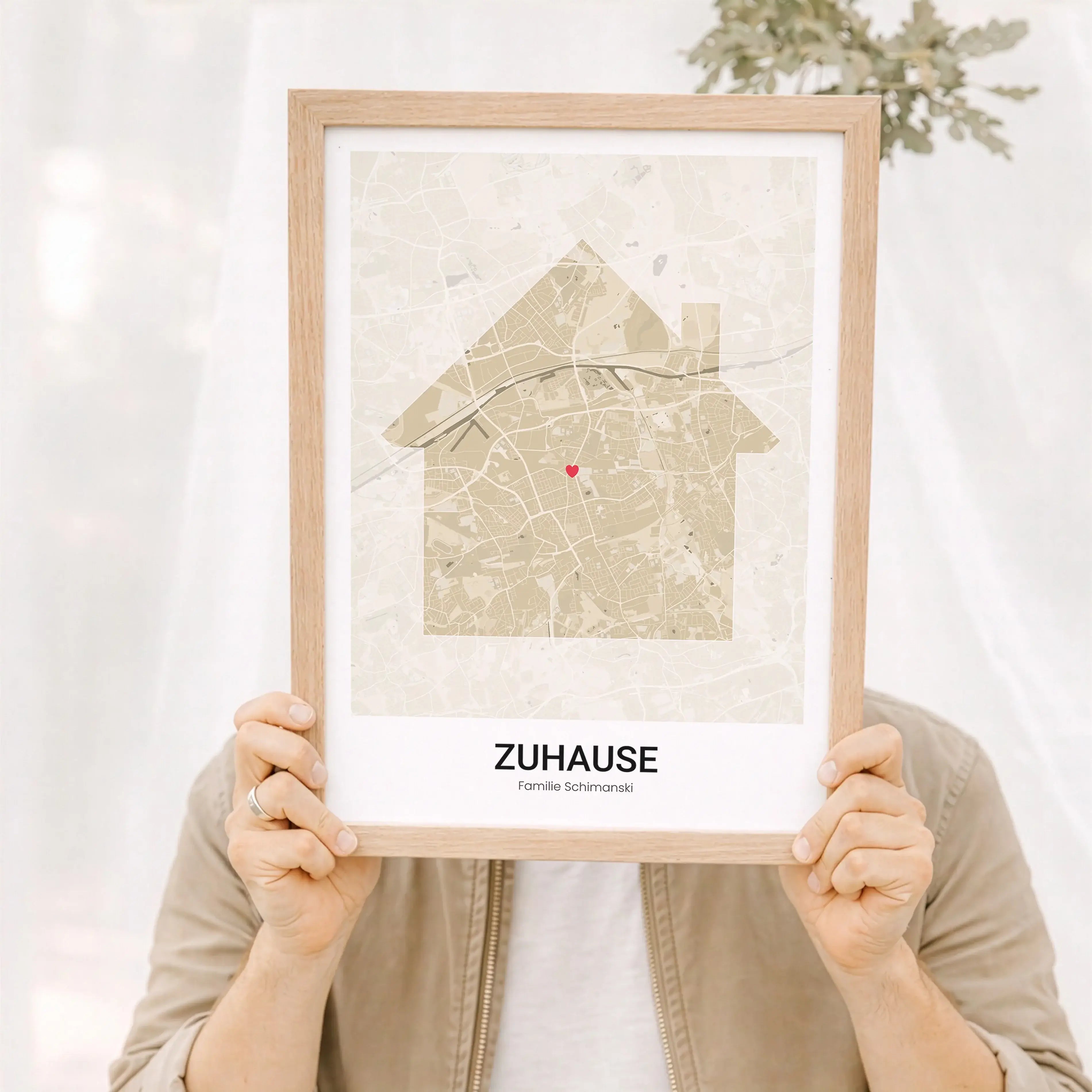 Stadtkarte Poster Haus modern-Personalisiertes Poster-famprints-Mit dem Stadtkarte Poster Haus modern gestaltest du ein persönliches Wandbild, das genau dort beginnt, wo eure Geschichte zuhause ist. Die minimalistische Hausform verbindet modernes Design m