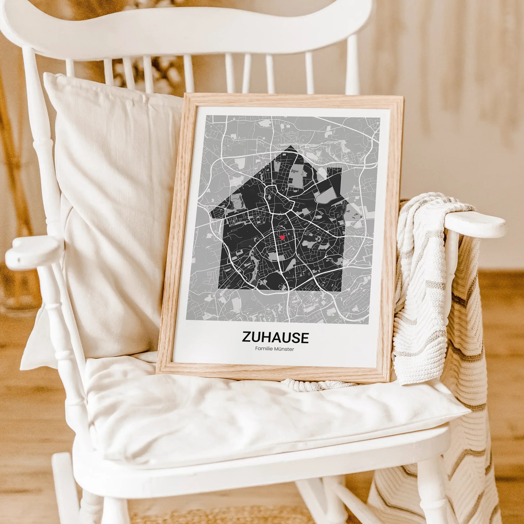 Stadtkarte Poster Haus modern - Personalisiertes Poster - famprints - Entdecke unser Stadtkarte Poster Haus modern – das perfekte personalisierte Geschenk für alle, die ihr Zuhause lieben! Dieses einzigartige Poster kannst du mit der Stadtkarte deines Lie