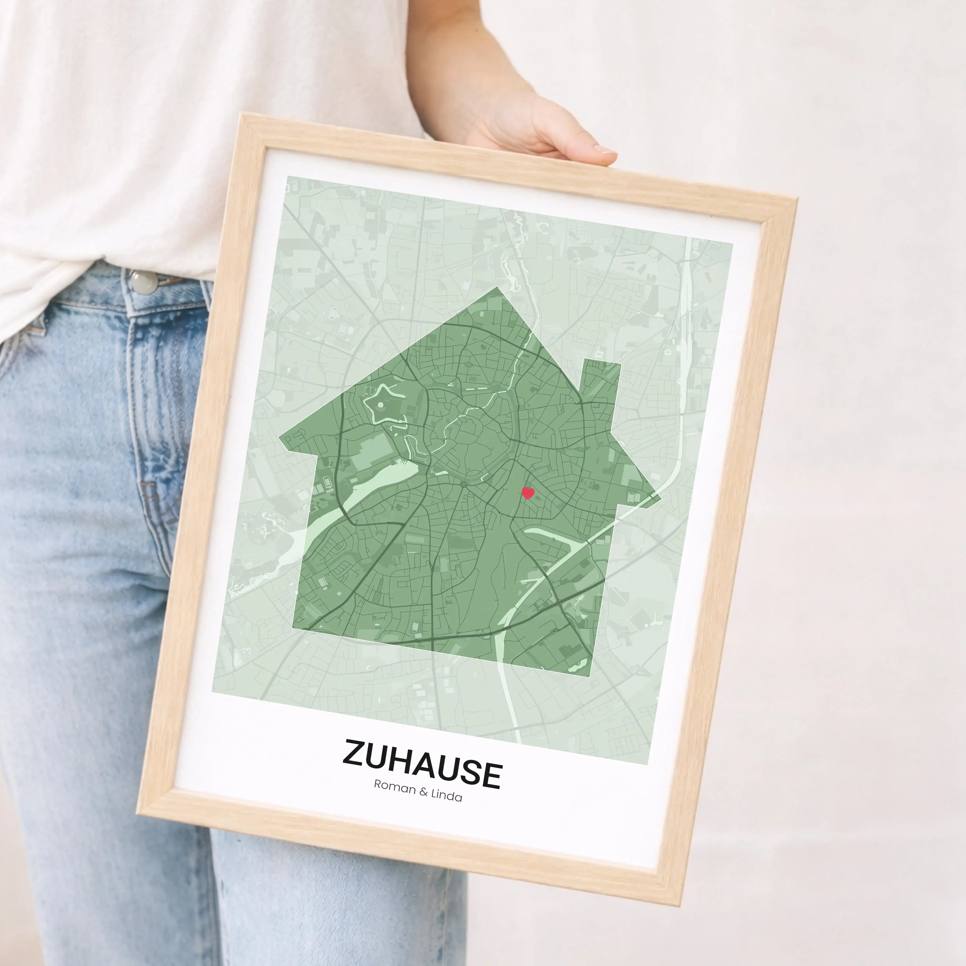 Stadtkarte Poster Haus modern-Personalisiertes Poster-famprints-Mit dem Stadtkarte Poster Haus modern gestaltest du ein persönliches Wandbild, das genau dort beginnt, wo eure Geschichte zuhause ist. Die minimalistische Hausform verbindet modernes Design m