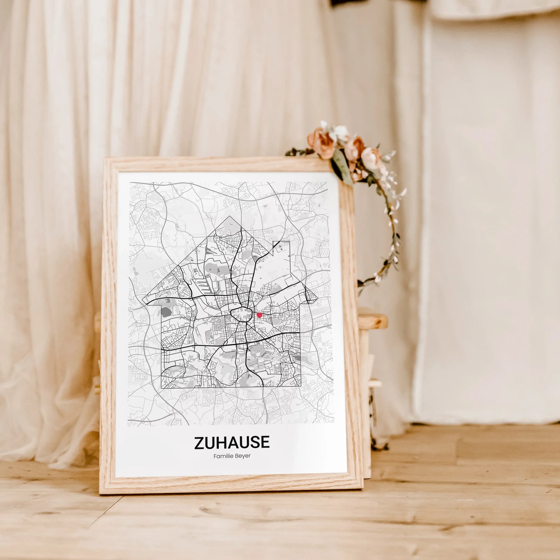 Stadtkarte Poster Haus modern - Personalisiertes Poster - famprints - Entdecke unser Stadtkarte Poster Haus modern – das perfekte personalisierte Geschenk für alle, die ihr Zuhause lieben! Dieses einzigartige Poster kannst du mit der Stadtkarte deines Lie