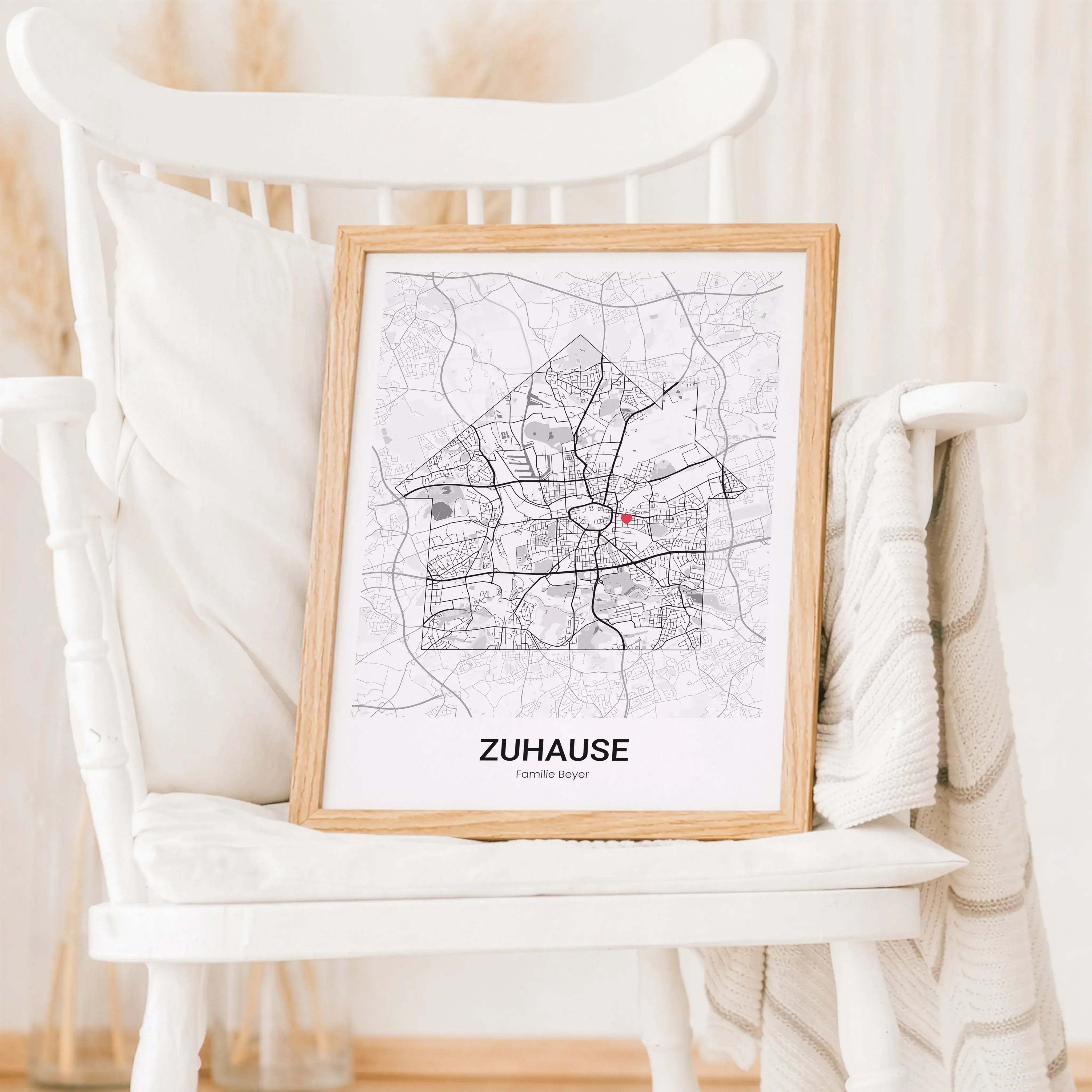 Stadtkarte Poster Haus modern-Personalisiertes Poster-famprints-Mit dem Stadtkarte Poster Haus modern gestaltest du ein persönliches Wandbild, das genau dort beginnt, wo eure Geschichte zuhause ist. Die minimalistische Hausform verbindet modernes Design m