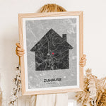 Stadtkarte Poster Haus Halo - Personalisiertes Poster - famprints - Entdecke das Stadtkarte Poster Haus Halo – dein persönliches Kunstwerk für die eigenen vier Wände! Dieses einzigartige Poster lässt sich individuell mit der Stadtkarte deines Lieblingsort