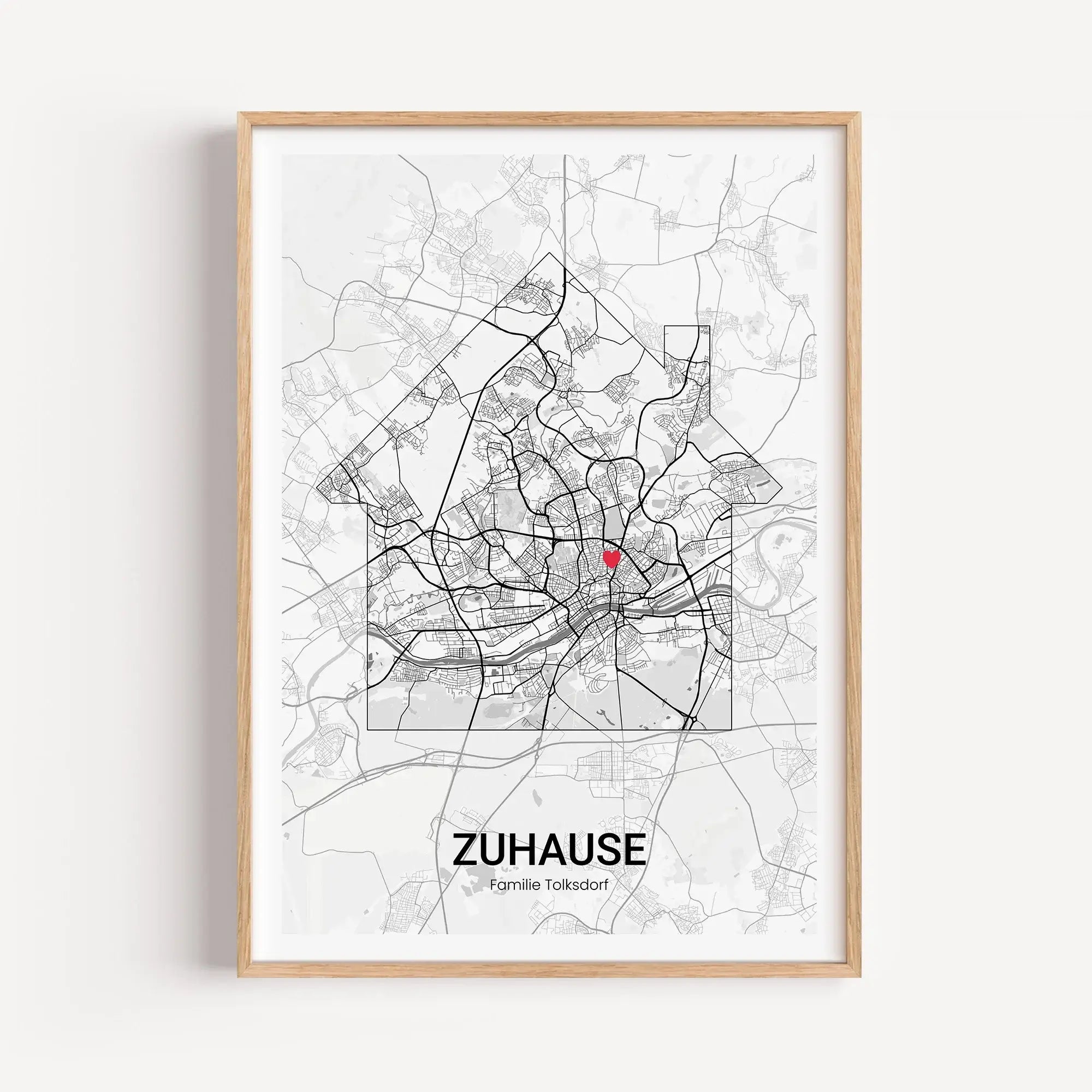 Stadtkarte Poster Haus No2-Personalisiertes Poster-famprints-Das Stadtkarte Poster Haus No2 von famprints macht aus einem Ort ein persönliches Statement für dein Zuhause. Die stilvolle Hausform verbindet modernes Design mit emotionaler Bedeutung und rückt