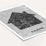 Stadtkarte Poster Haus Halo - Personalisiertes Poster - famprints - Entdecke das Stadtkarte Poster Haus Halo – dein persönliches Kunstwerk für die eigenen vier Wände! Dieses einzigartige Poster lässt sich individuell mit der Stadtkarte deines Lieblingsort