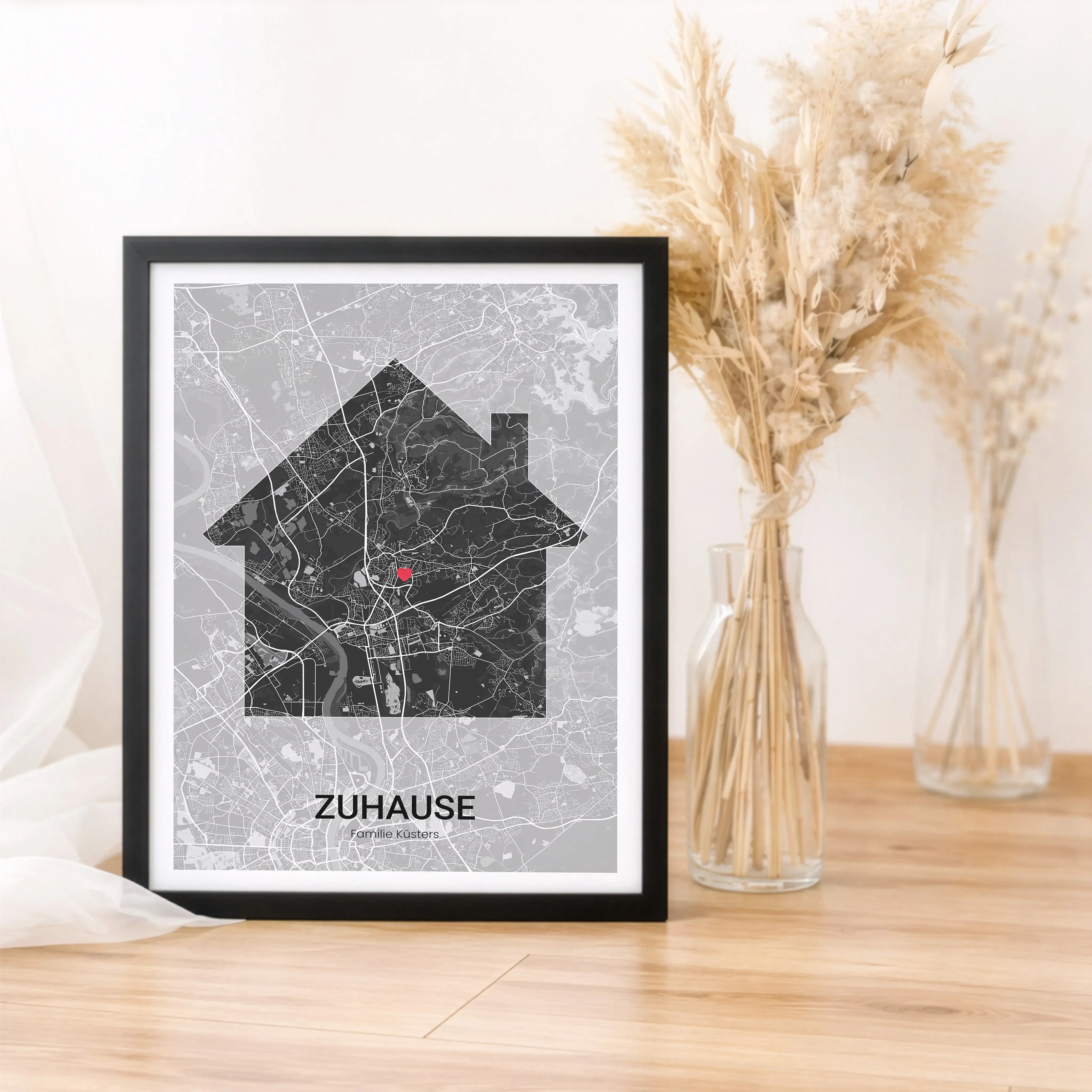 Stadtkarte Poster Haus No2-Personalisiertes Poster-famprints-Das Stadtkarte Poster Haus No2 von famprints macht aus einem Ort ein persönliches Statement für dein Zuhause. Die stilvolle Hausform verbindet modernes Design mit emotionaler Bedeutung und rückt