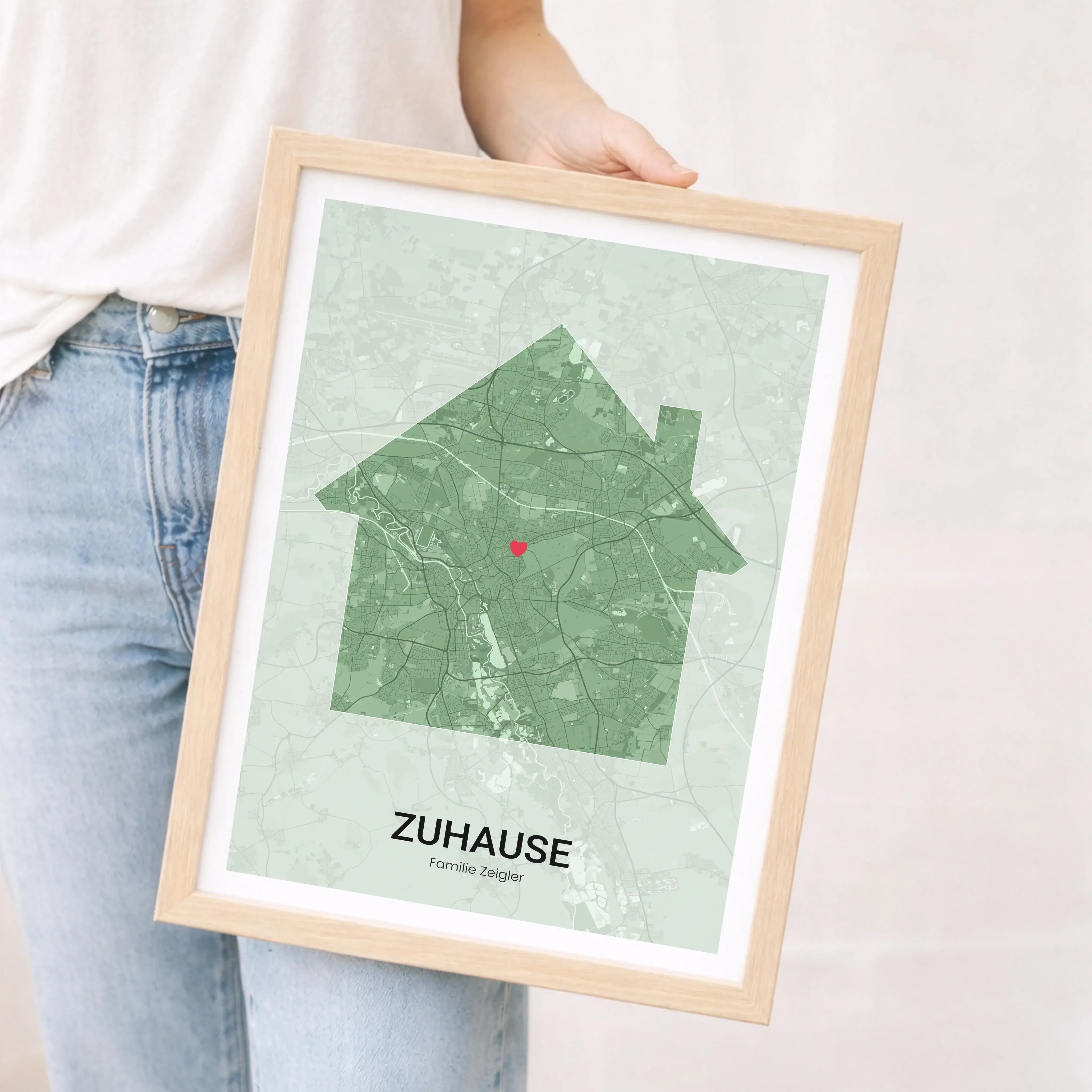 Stadtkarte Poster Haus No2-Personalisiertes Poster-famprints-Das Stadtkarte Poster Haus No2 von famprints macht aus einem Ort ein persönliches Statement für dein Zuhause. Die stilvolle Hausform verbindet modernes Design mit emotionaler Bedeutung und rückt