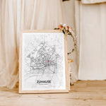 Stadtkarte Poster Haus Halo - Personalisiertes Poster - famprints - Entdecke das Stadtkarte Poster Haus Halo – dein persönliches Kunstwerk für die eigenen vier Wände! Dieses einzigartige Poster lässt sich individuell mit der Stadtkarte deines Lieblingsort