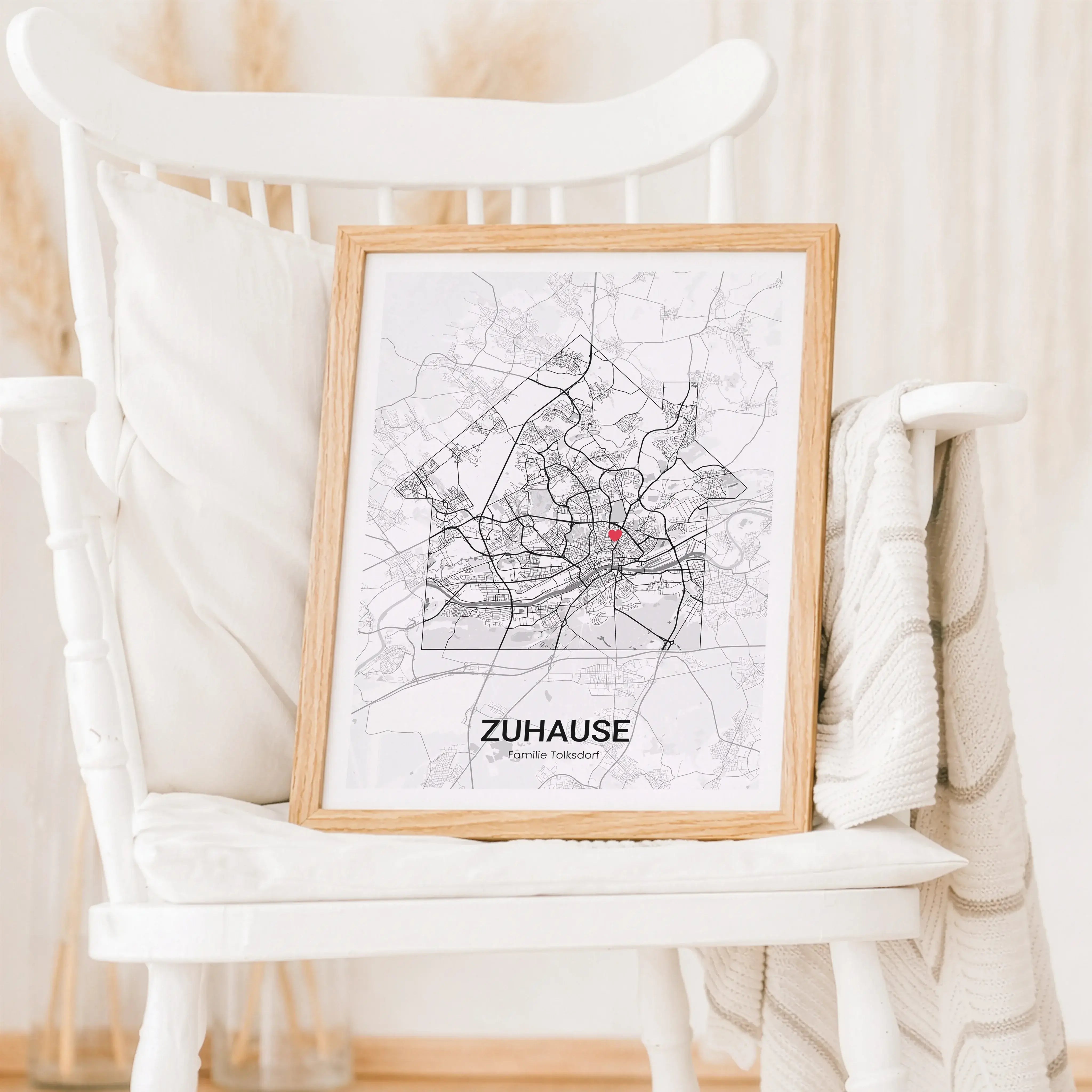 Stadtkarte Poster Haus No2-Personalisiertes Poster-famprints-Das Stadtkarte Poster Haus No2 von famprints macht aus einem Ort ein persönliches Statement für dein Zuhause. Die stilvolle Hausform verbindet modernes Design mit emotionaler Bedeutung und rückt