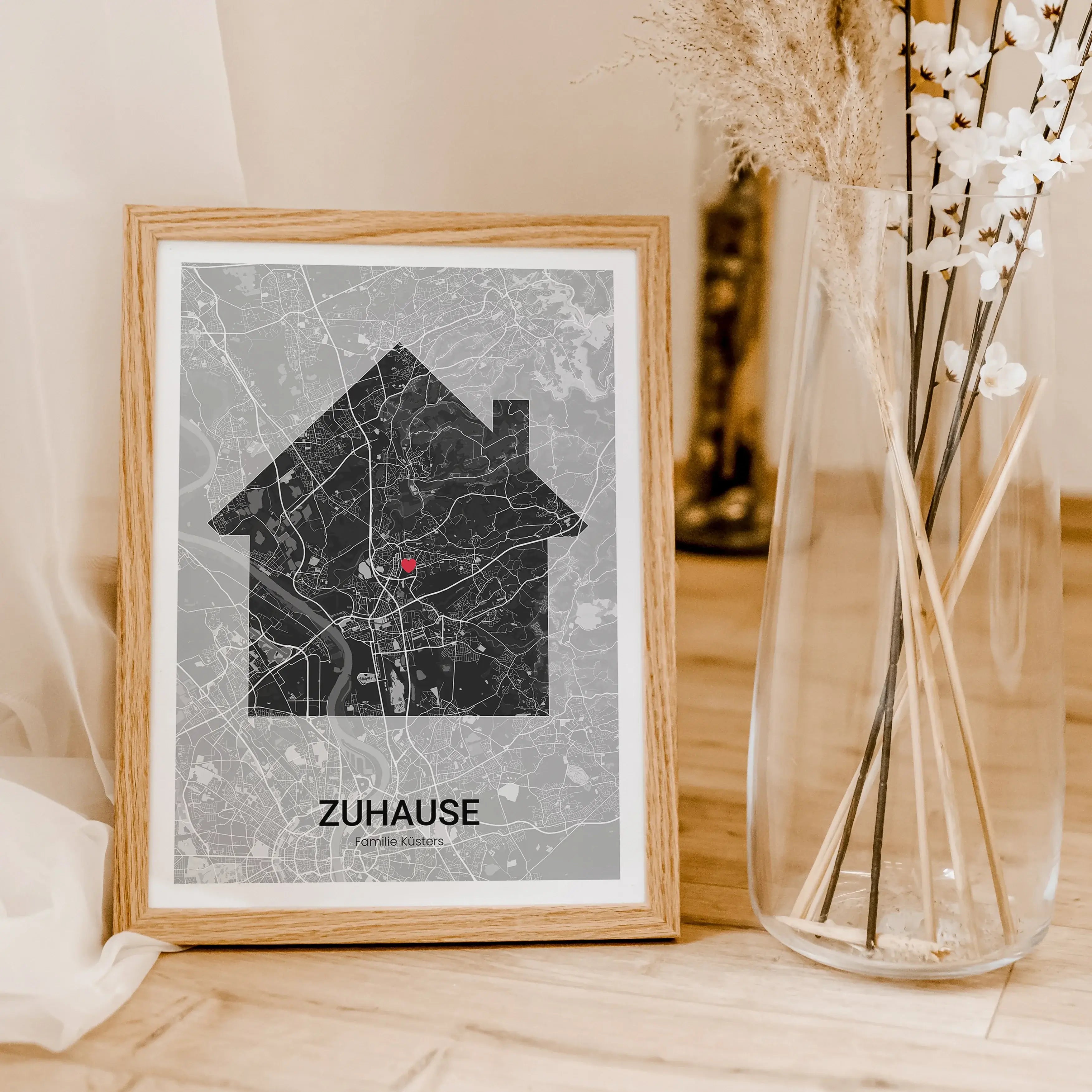 Stadtkarte Poster Haus Halo - Personalisiertes Poster - famprints - Entdecke das Stadtkarte Poster Haus Halo – dein persönliches Kunstwerk für die eigenen vier Wände! Dieses einzigartige Poster lässt sich individuell mit der Stadtkarte deines Lieblingsort