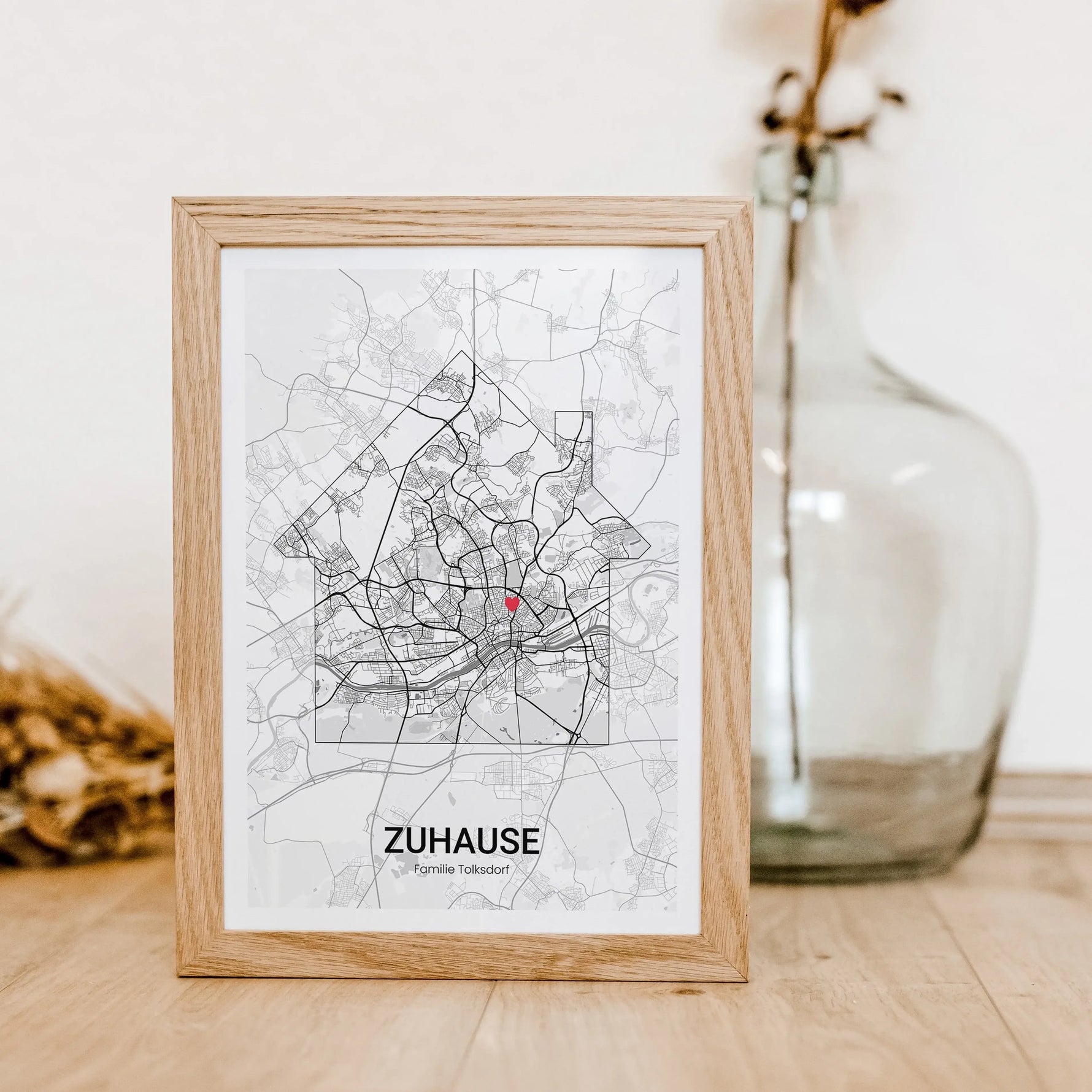 Stadtkarte Poster Haus Halo - Personalisiertes Poster - famprints - Entdecke das Stadtkarte Poster Haus Halo – dein persönliches Kunstwerk für die eigenen vier Wände! Dieses einzigartige Poster lässt sich individuell mit der Stadtkarte deines Lieblingsort