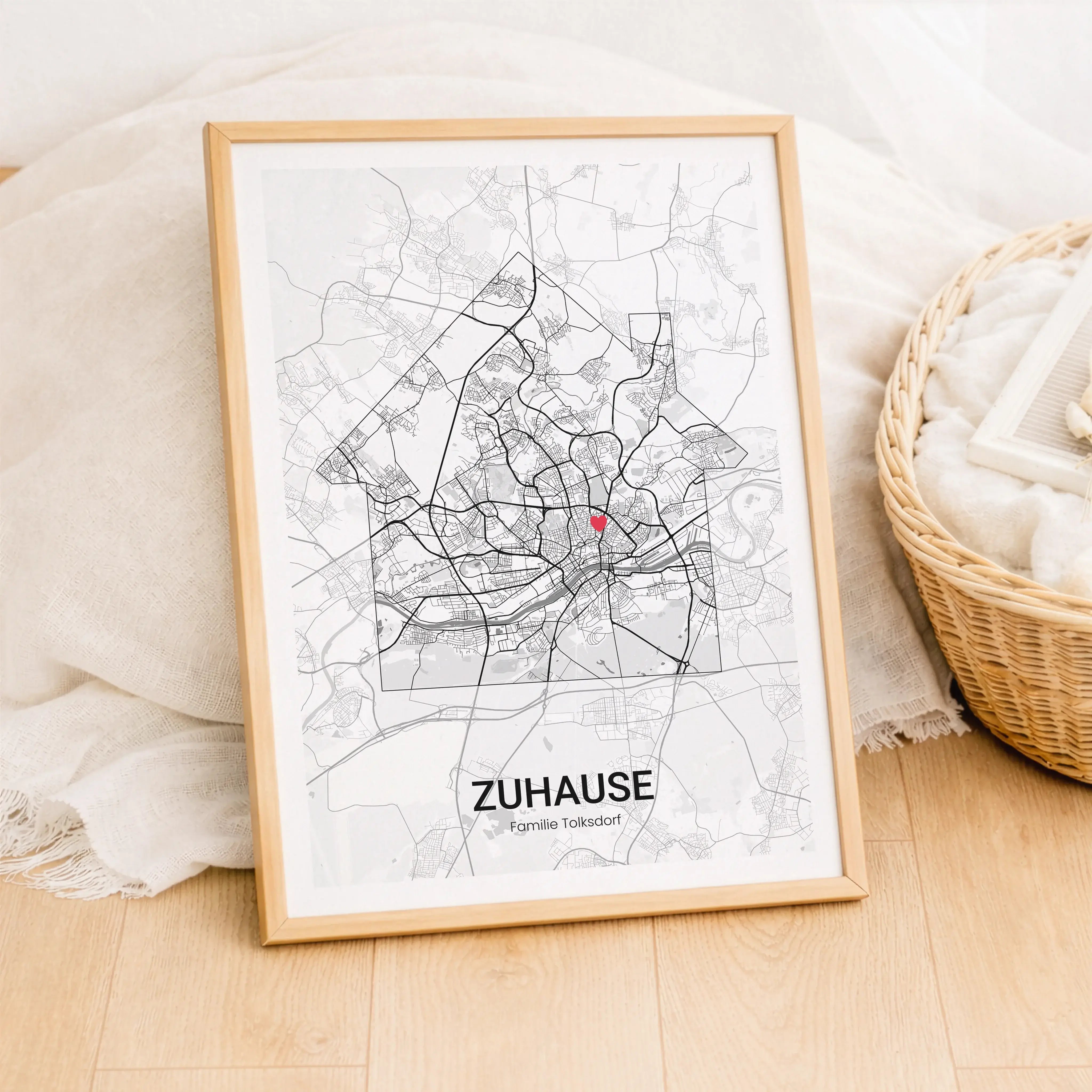 Stadtkarte Poster Haus No2-Personalisiertes Poster-famprints-Das Stadtkarte Poster Haus No2 von famprints macht aus einem Ort ein persönliches Statement für dein Zuhause. Die stilvolle Hausform verbindet modernes Design mit emotionaler Bedeutung und rückt