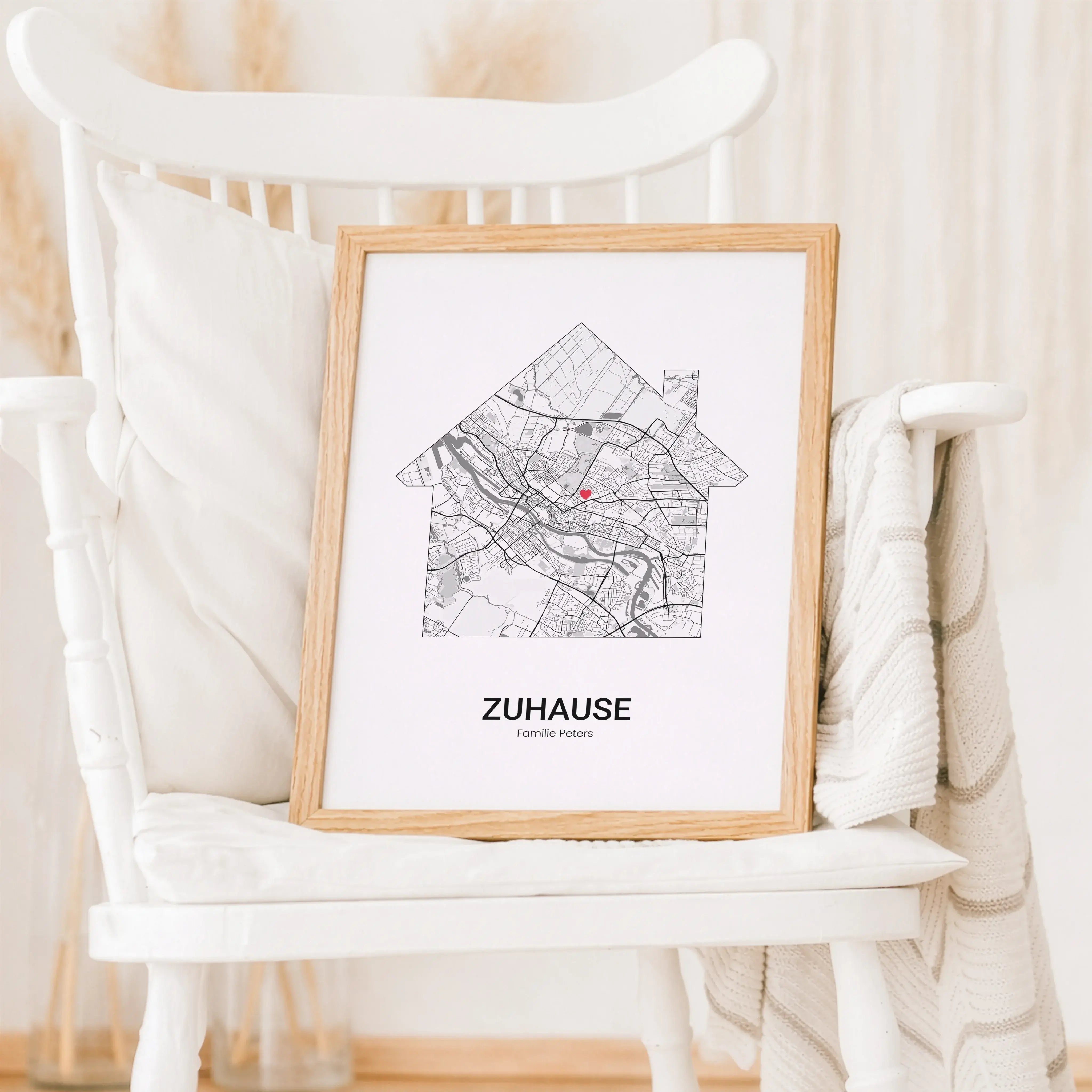 Stadtkarte Poster Haus-Personalisiertes Poster-famprints-Das Stadtkarte Poster Haus von famprints verwandelt einen besonderen Ort in ein persönliches Designobjekt für dein Zuhause. Ob das erste gemeinsame Zuhause, das Eigenheim oder ein Ort mit emotionale