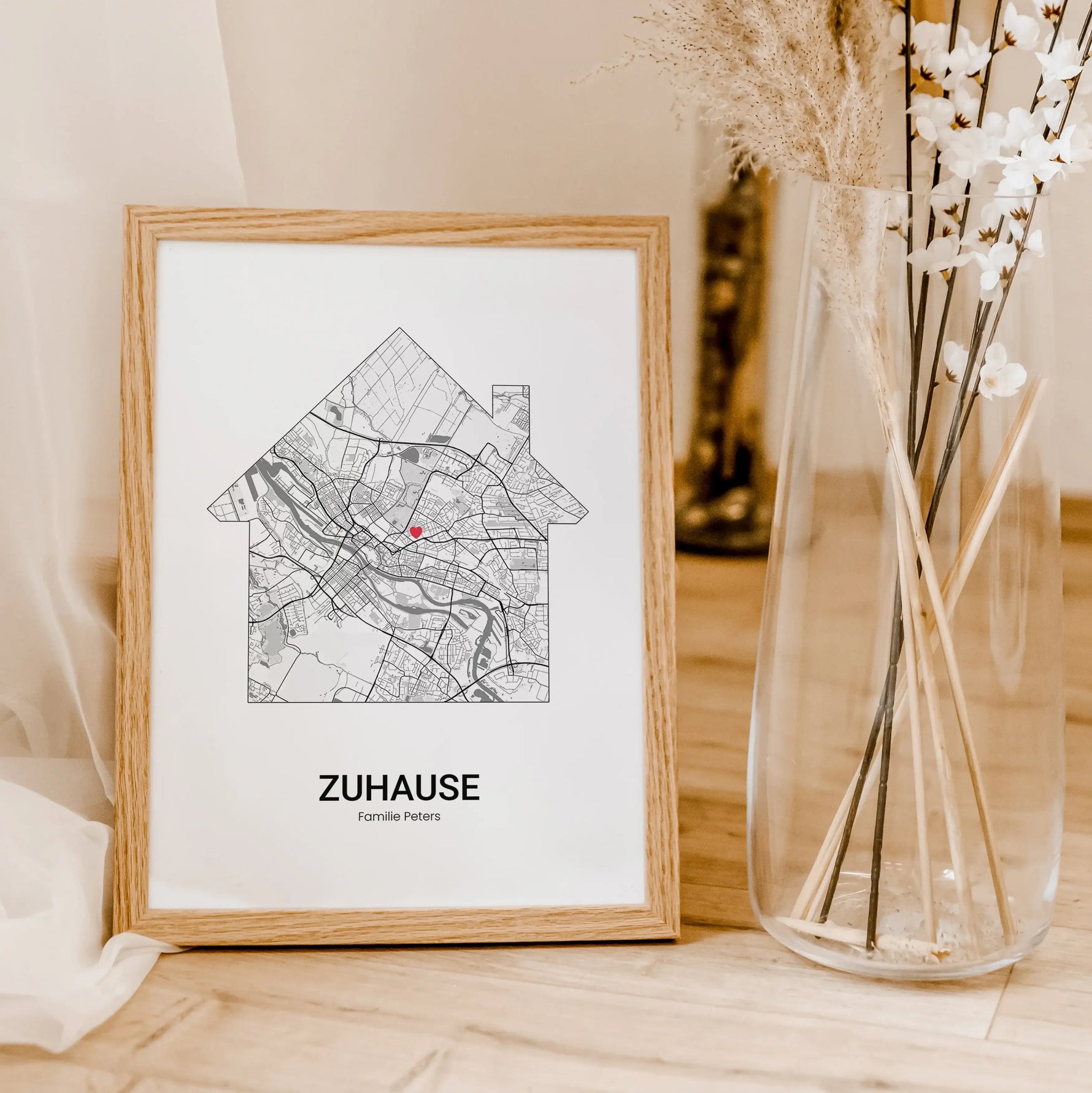 Stadtkarte Poster Haus - Personalisiertes Poster - famprints - Entdecke unser einzigartiges Stadtkarte Poster Haus – das perfekte personalisierte Geschenk für deinen Lieblingsort! Gestalte dein Poster individuell mit der Stadtkarte deiner Wahl und verewig