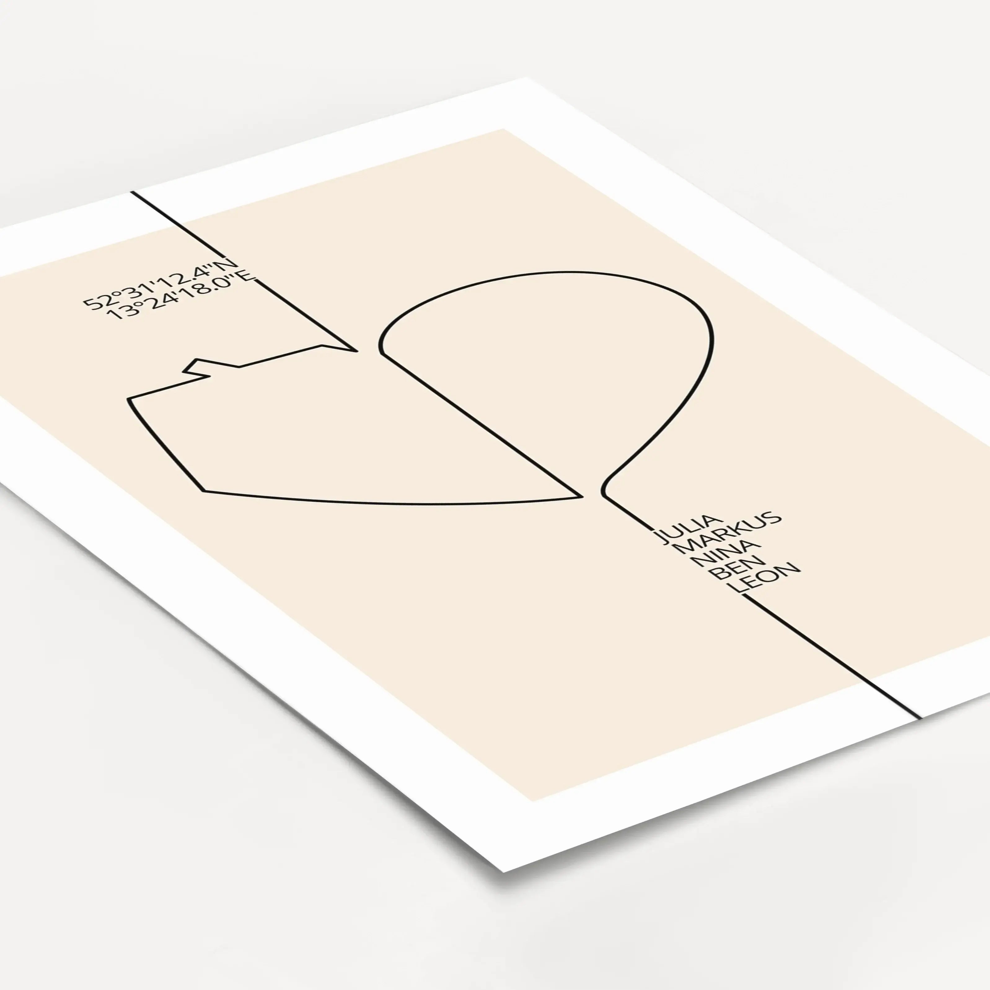 Familienposter Herz Haus-Personalisiertes Poster-famprints-Das Familienposter Herz Haus von famprints verbindet das, was zählt: Zuhause und Zusammenhalt. Das minimalistische Line-Art-Motiv aus Herz und Haus verschmilzt zu einem stimmigen Gesamtbild und ma