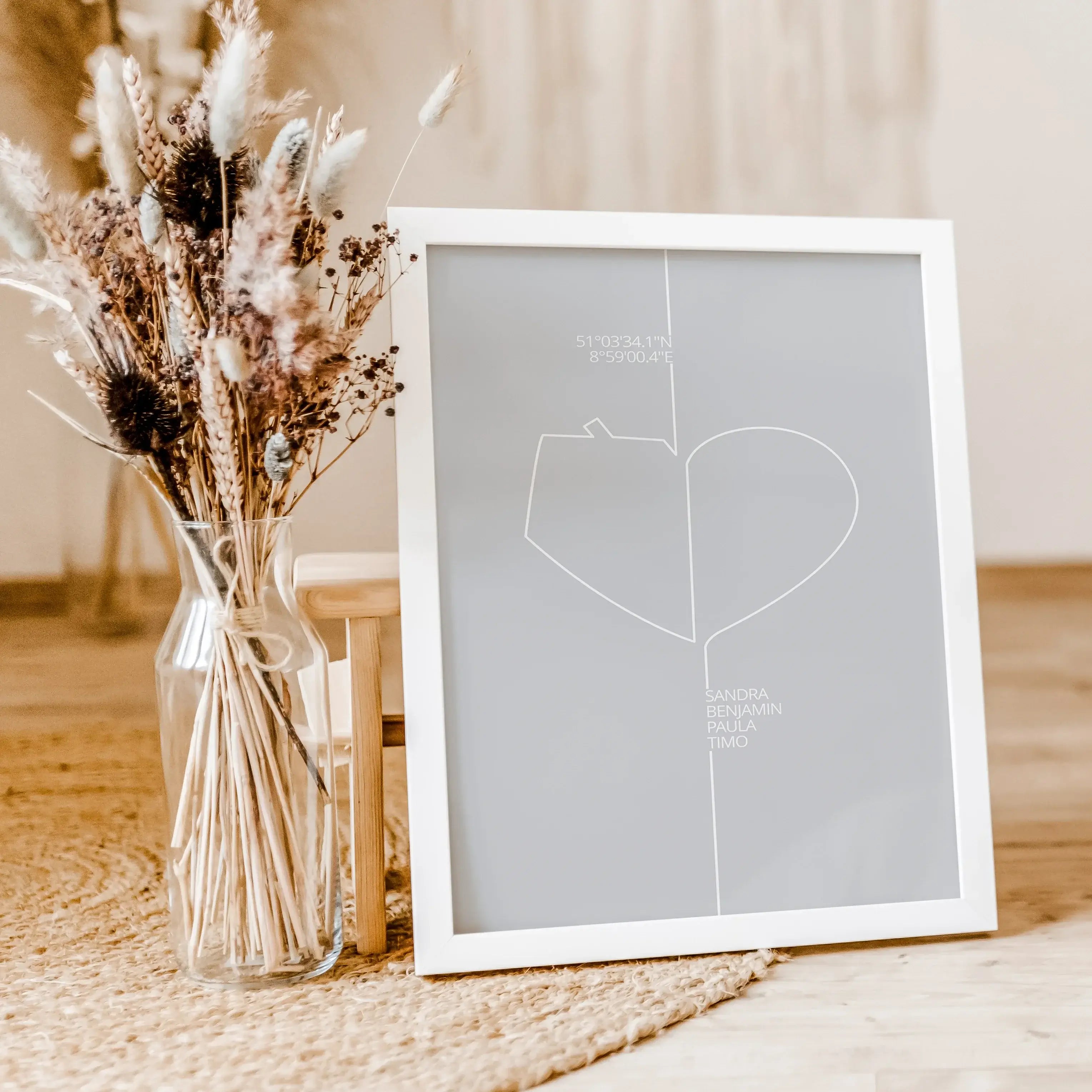 Familienposter Herz Haus-famprints-Personalisiertes Poster-Auf dem Familienposter Herz Haus findest du im Line Art Stil ein Herz und ein Haus. Beides zusammen deutet ein komplettes Herz an. Auf der linken Seite - der Hausseite - kannst du das Poster oberh