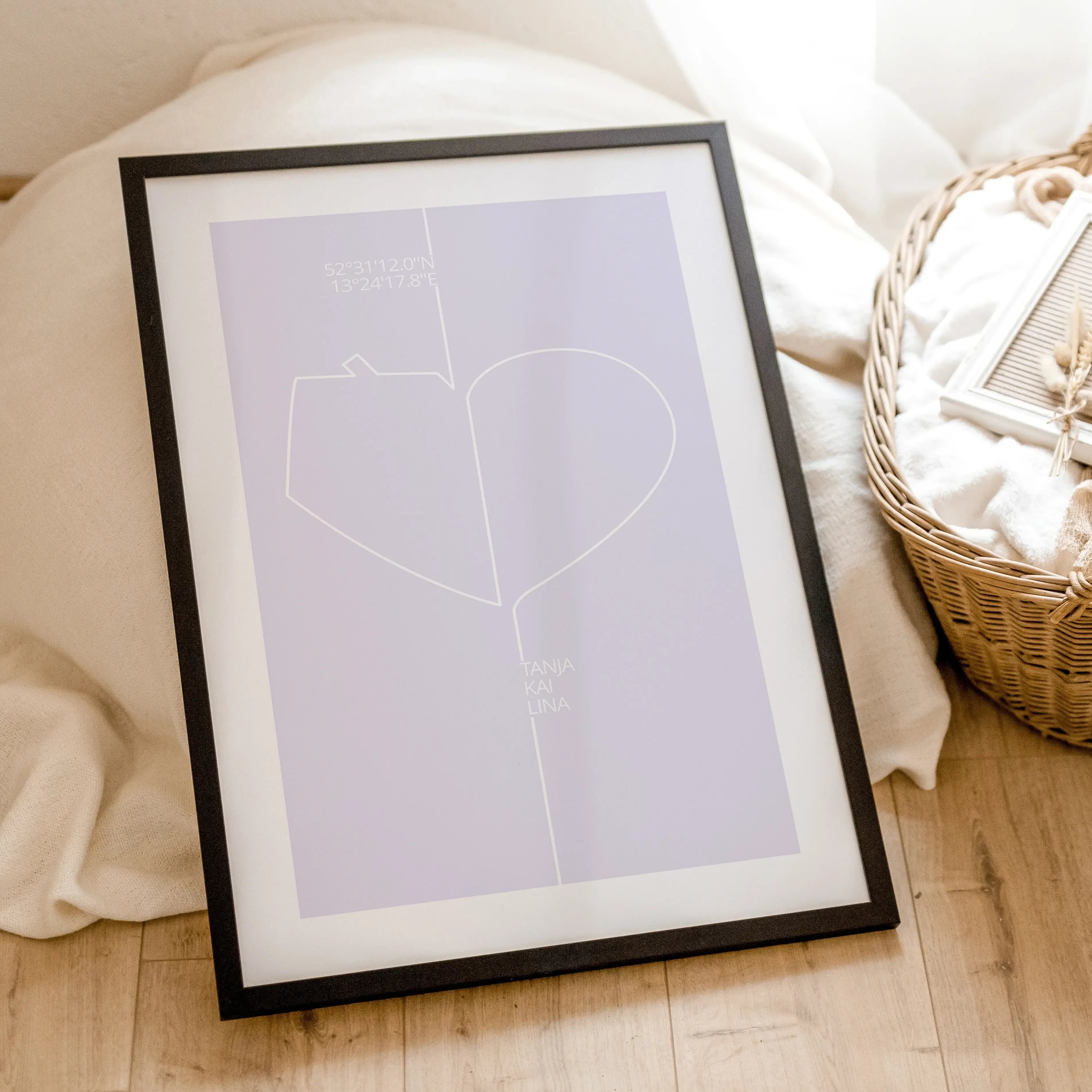 Familienposter Herz Haus-famprints-Personalisiertes Poster-Auf dem Familienposter Herz Haus findest du im Line Art Stil ein Herz und ein Haus. Beides zusammen deutet ein komplettes Herz an. Auf der linken Seite - der Hausseite - kannst du das Poster oberh