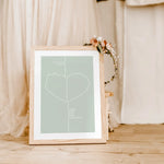 Familienposter Herz Haus-famprints-Personalisiertes Poster-Auf dem Familienposter Herz Haus findest du im Line Art Stil ein Herz und ein Haus. Beides zusammen deutet ein komplettes Herz an. Auf der linken Seite - der Hausseite - kannst du das Poster oberh