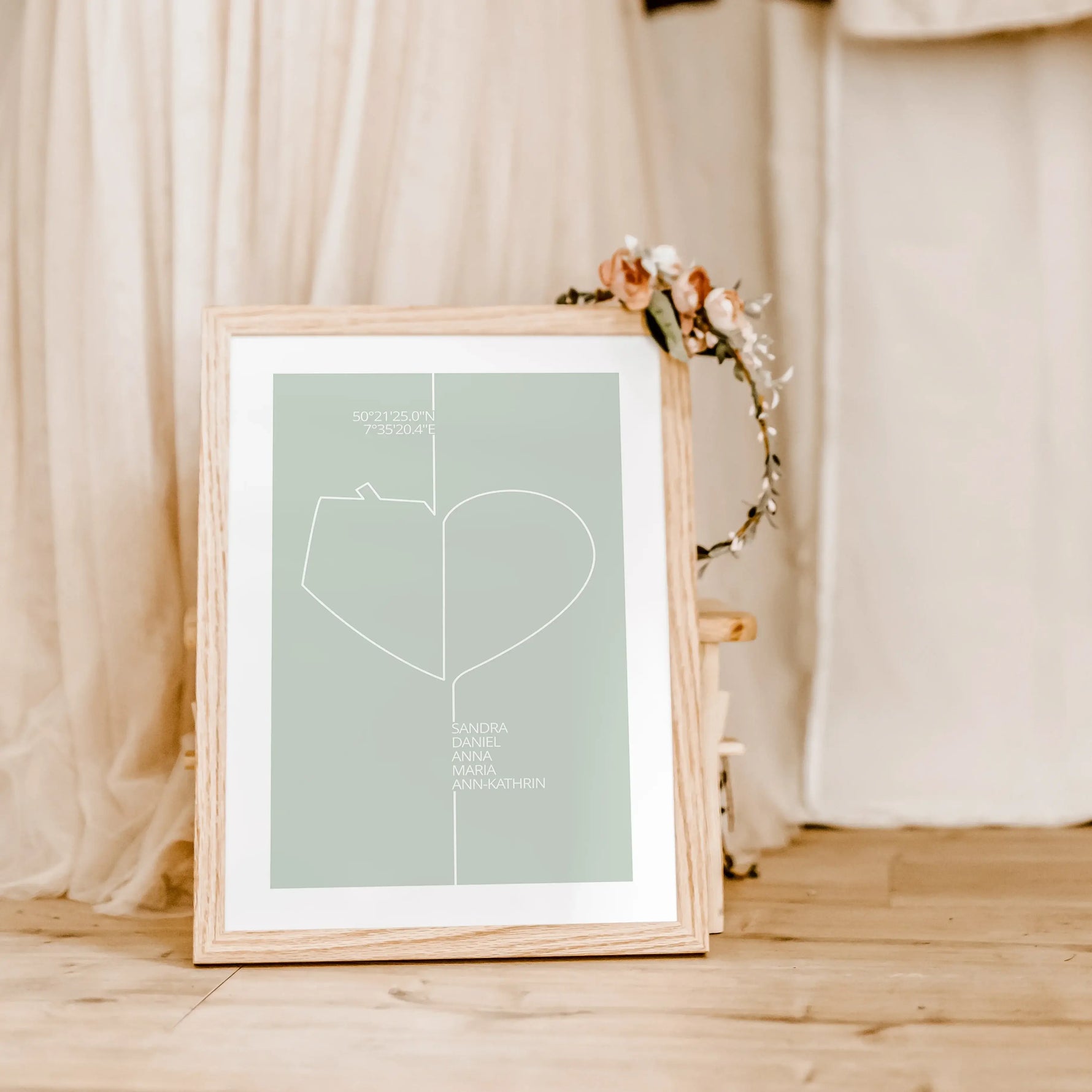 Familienposter Herz Haus-famprints-Personalisiertes Poster-Auf dem Familienposter Herz Haus findest du im Line Art Stil ein Herz und ein Haus. Beides zusammen deutet ein komplettes Herz an. Auf der linken Seite - der Hausseite - kannst du das Poster oberh