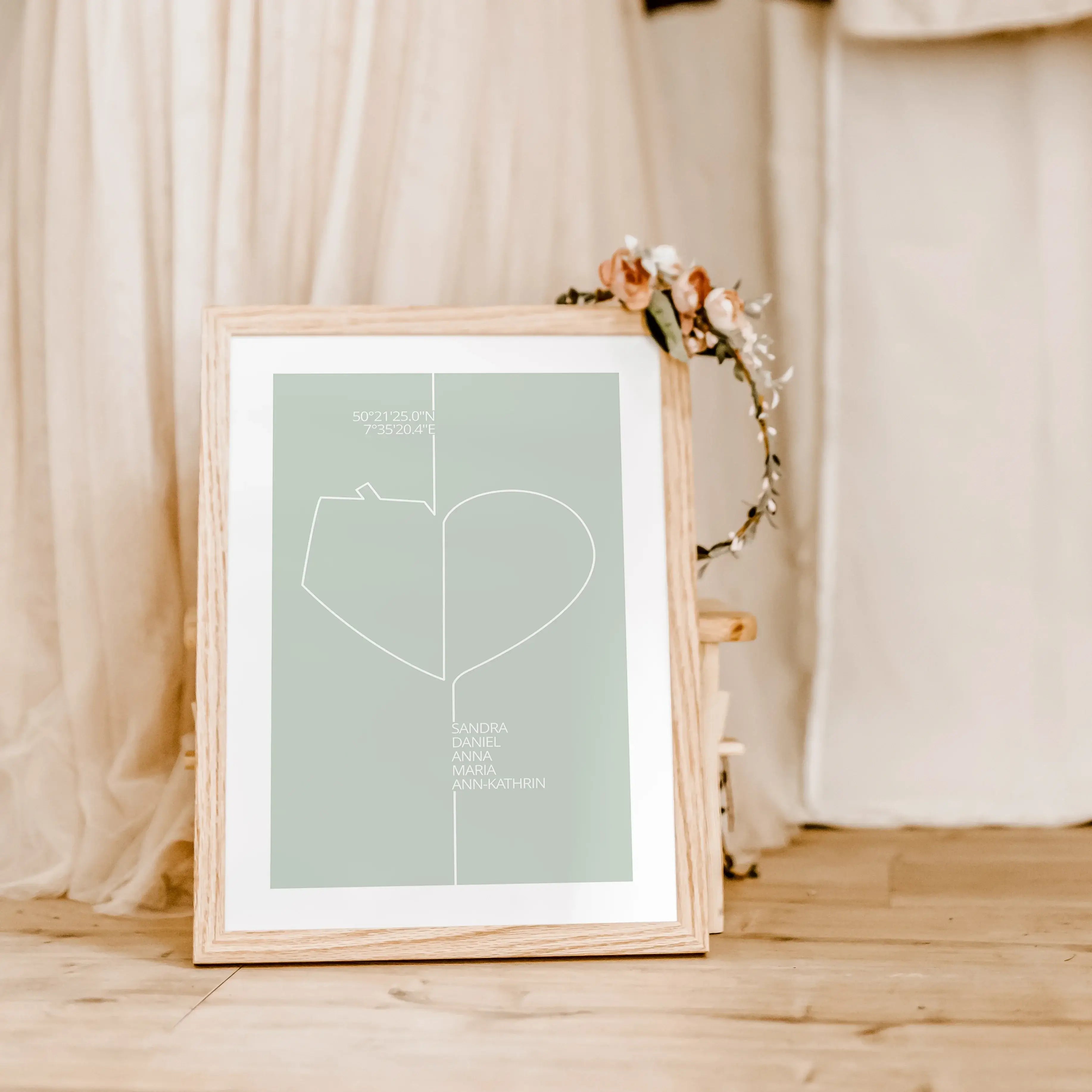 Familienposter Herz Haus-famprints-Personalisiertes Poster-Auf dem Familienposter Herz Haus findest du im Line Art Stil ein Herz und ein Haus. Beides zusammen deutet ein komplettes Herz an. Auf der linken Seite - der Hausseite - kannst du das Poster oberh